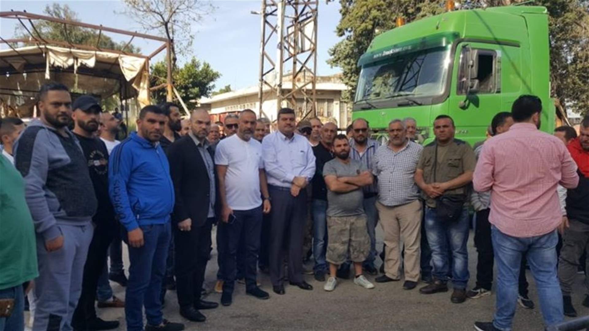 اقفال مراكز المعاينة الميكانيكية وعشرات الشاحنات والصهاريج تجمعت على المداخل والطرق المحيطة