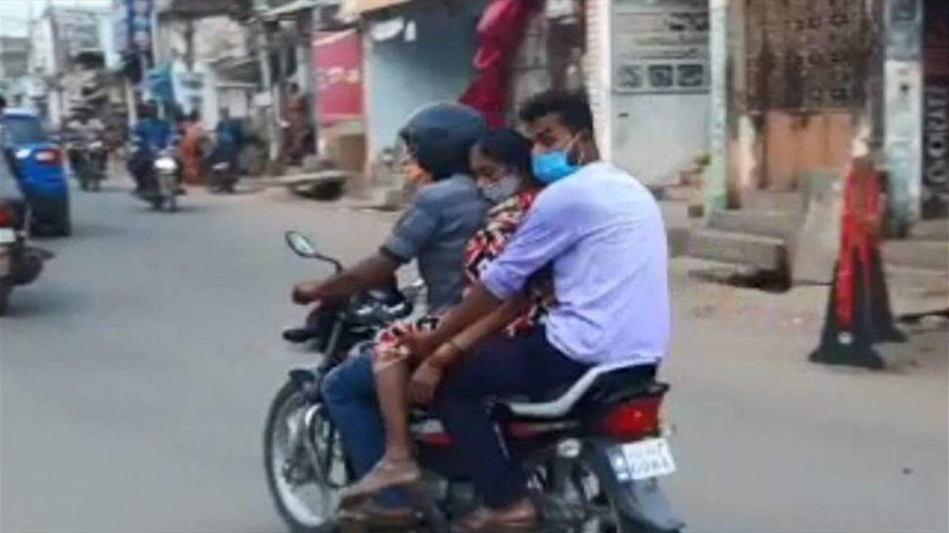 لحظات مأساوية في الهند... نقل جثة أمه على دراجة لحرقها بسبب عدم توفر سيارة إسعاف (فيديو)
