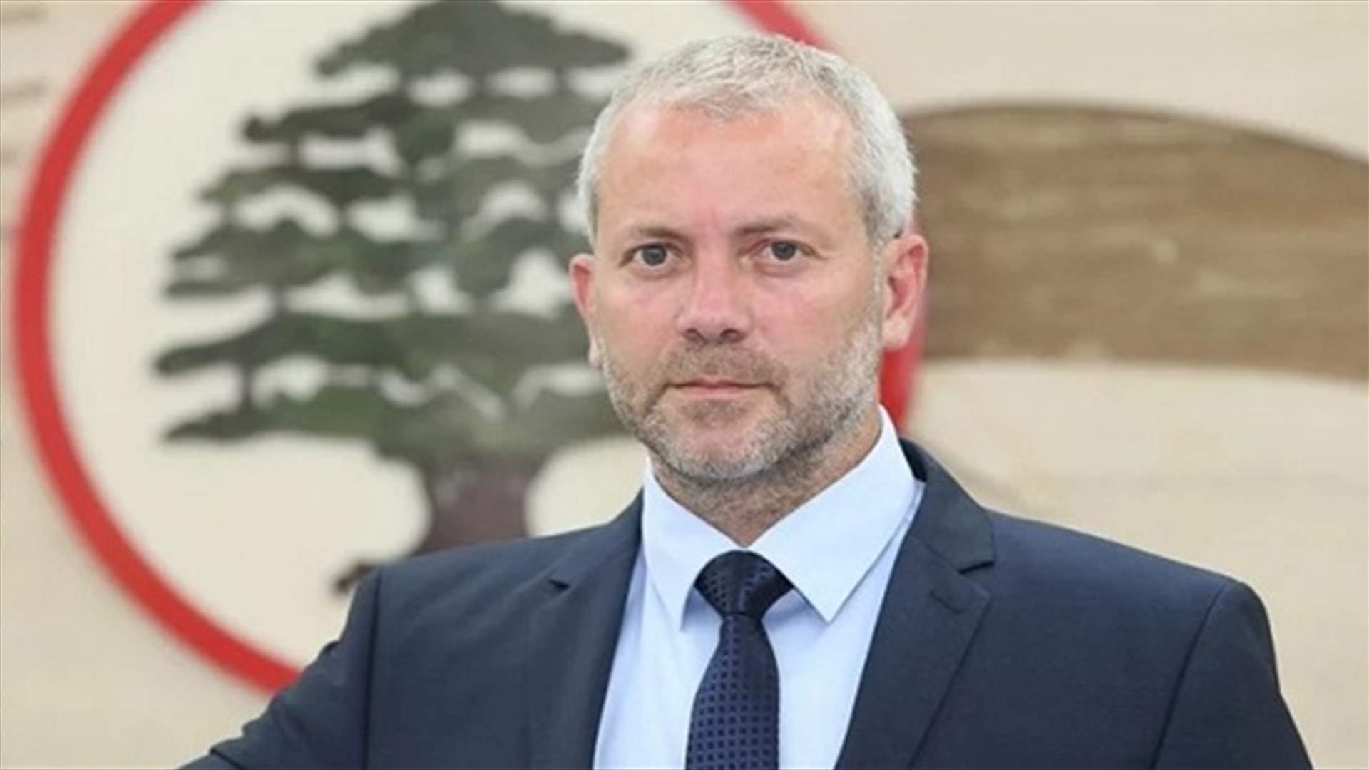 حبشي تمنى على اهالي دير الاحمر تبليغ البلدية عن اسراب ومبيت الجراد