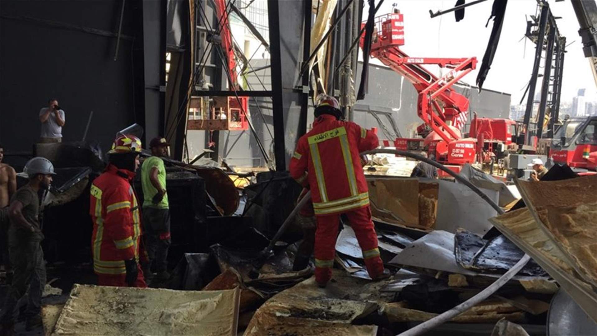 إطفاء بيروت يخمد حريقا في خيمة رمضانية
