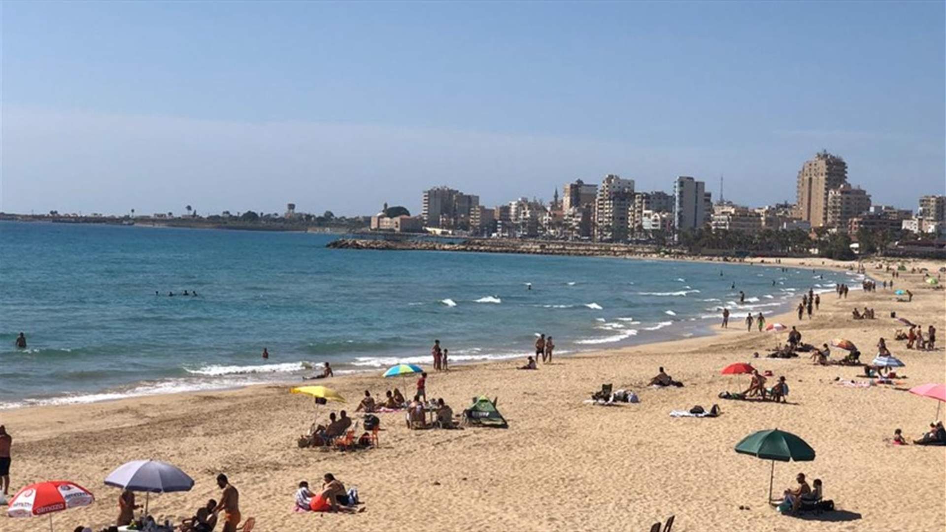 بالرغم من قرار منع التجول والتعبئة العامة ... اعداد كبيرة من الناس على شاطئ صور