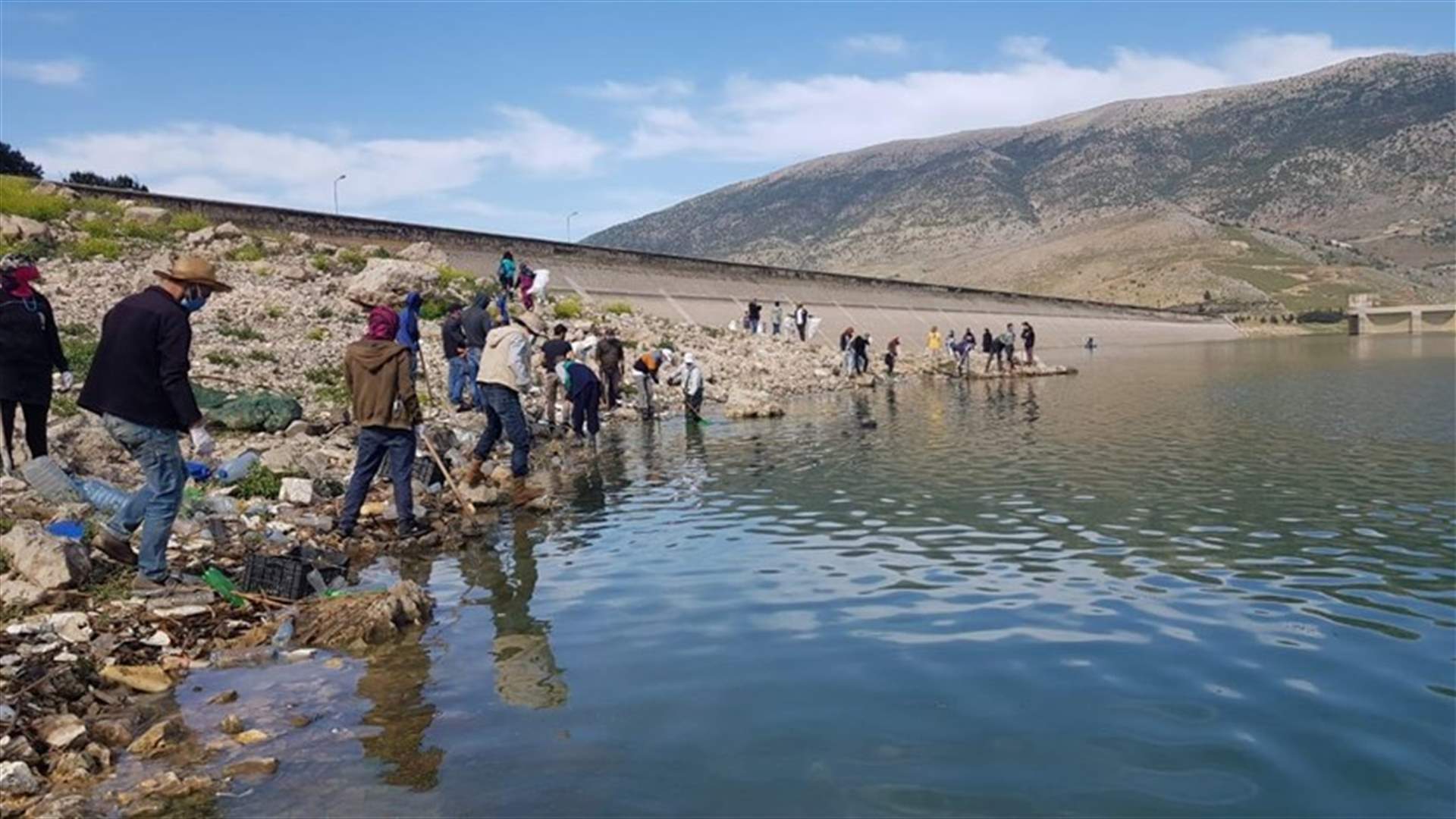 حملة رفع الاسماك النافقة من بحيرة القرعون مستمرة (فيديو)