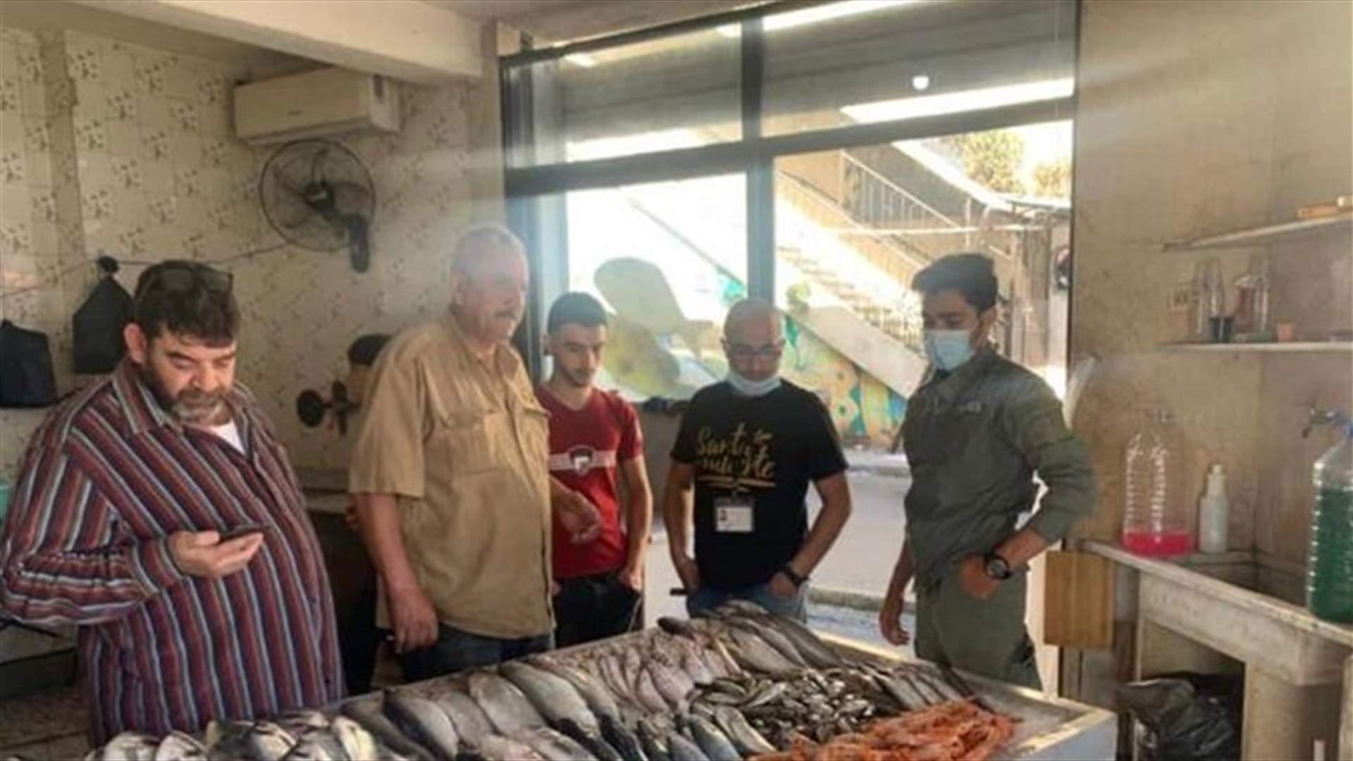 جولة على مسامك ومطاعم السمك في الميناء... هذا ما تبين