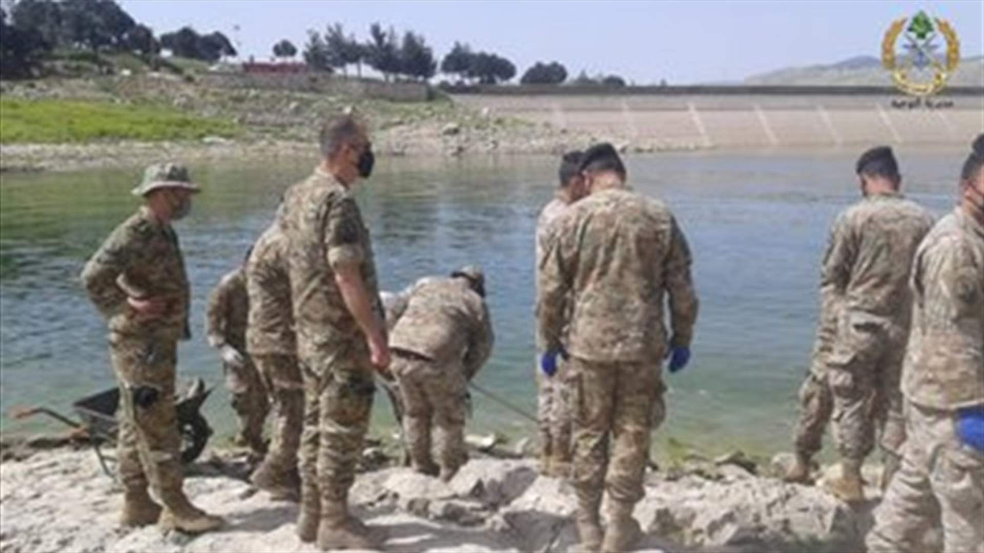 وحدات الجيش تواصل مشاركتها في عملية تنظيف ضفة بحيرة القرعون (صور)