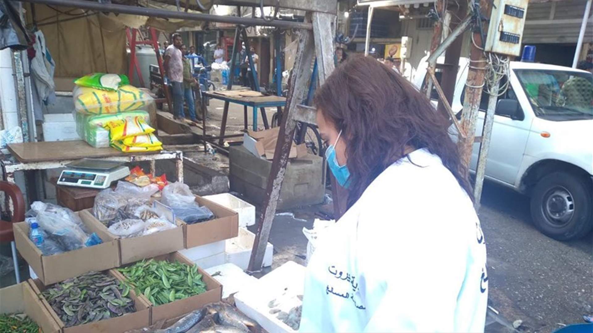أسماك نافقة غير صالحة للإستهلاك معروضة للبيع في سوق صبرا..وبلدية بيروت تتحرّك (صور)