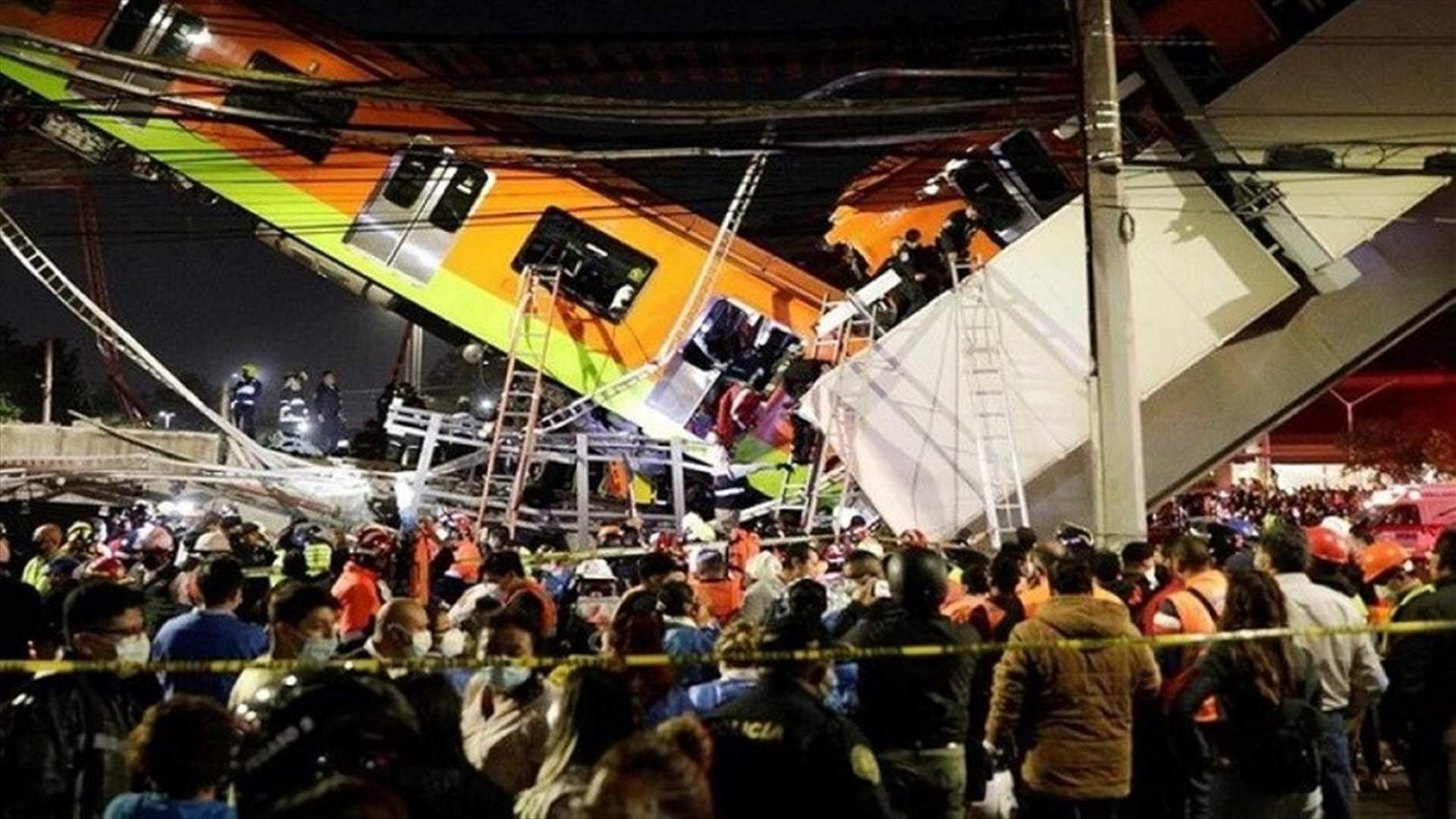 انهيار جسر في مكسيكو لحظة مرور قطار مترو عليه