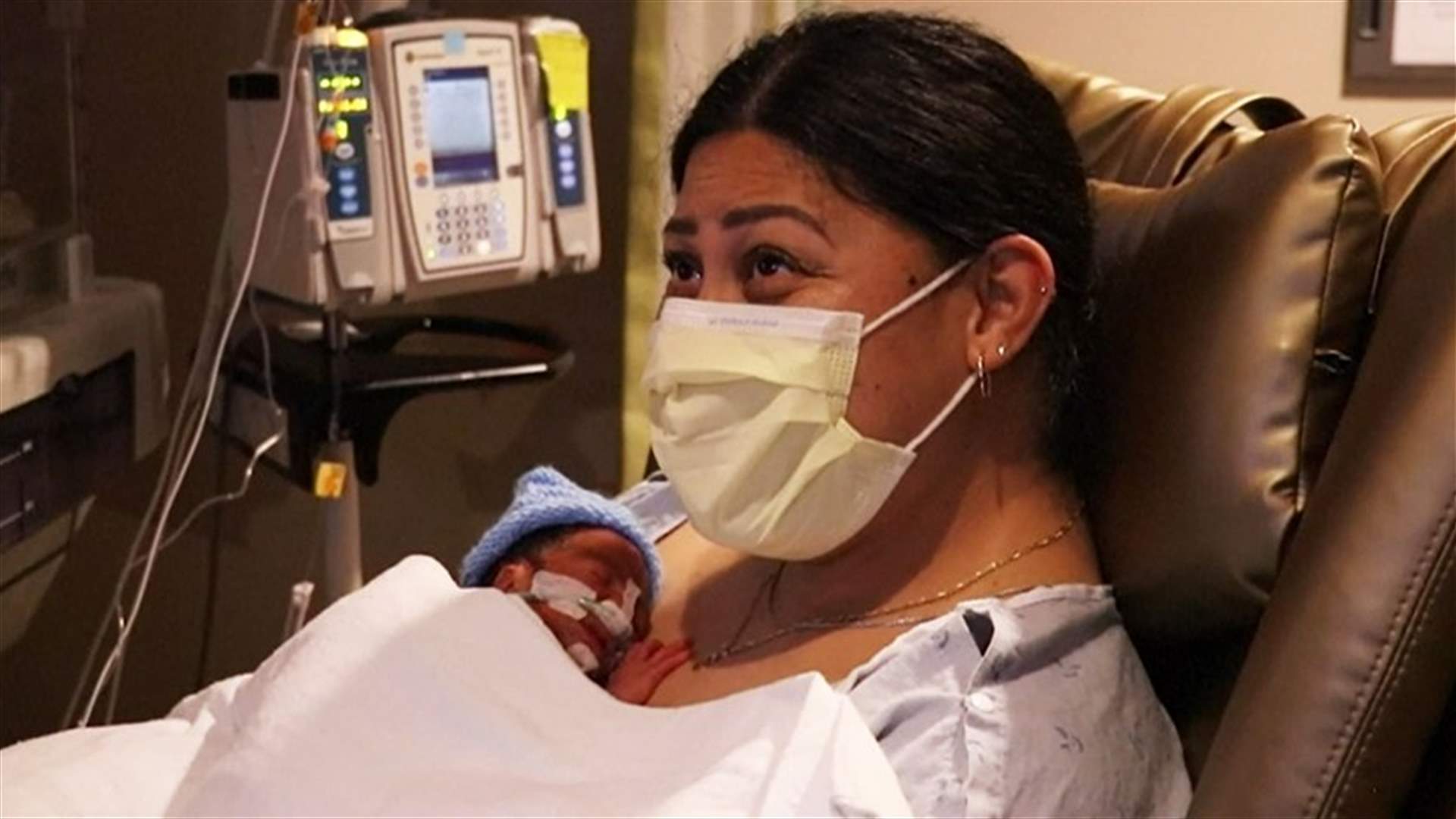 ولادة مفاجئة على متن طائرة... والوالدة لم تكن تعلم بحملها!
