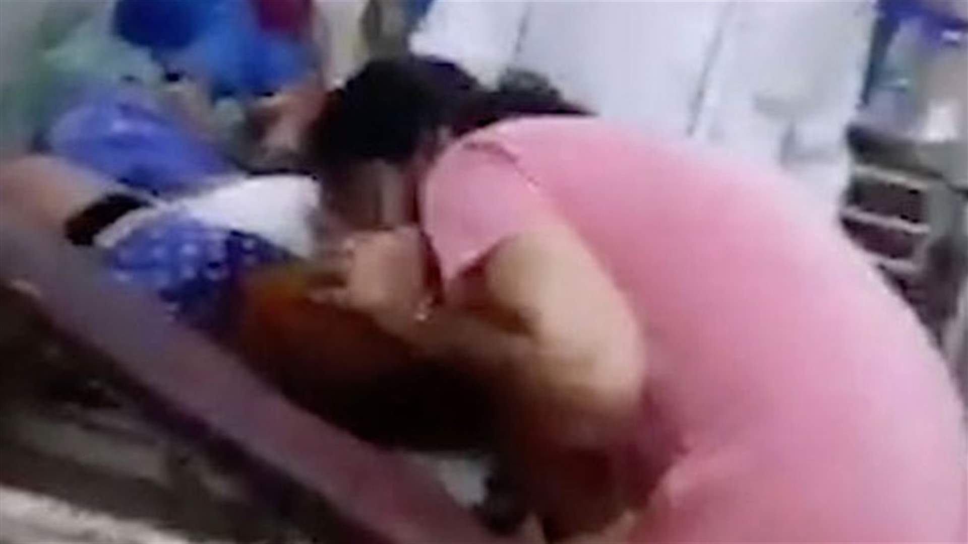 مشهد مؤثر في الهند... سيدة حاولت انقاذ والدتها عبر إنعاش فموي رغم إصابتها بكورونا (فيديو)