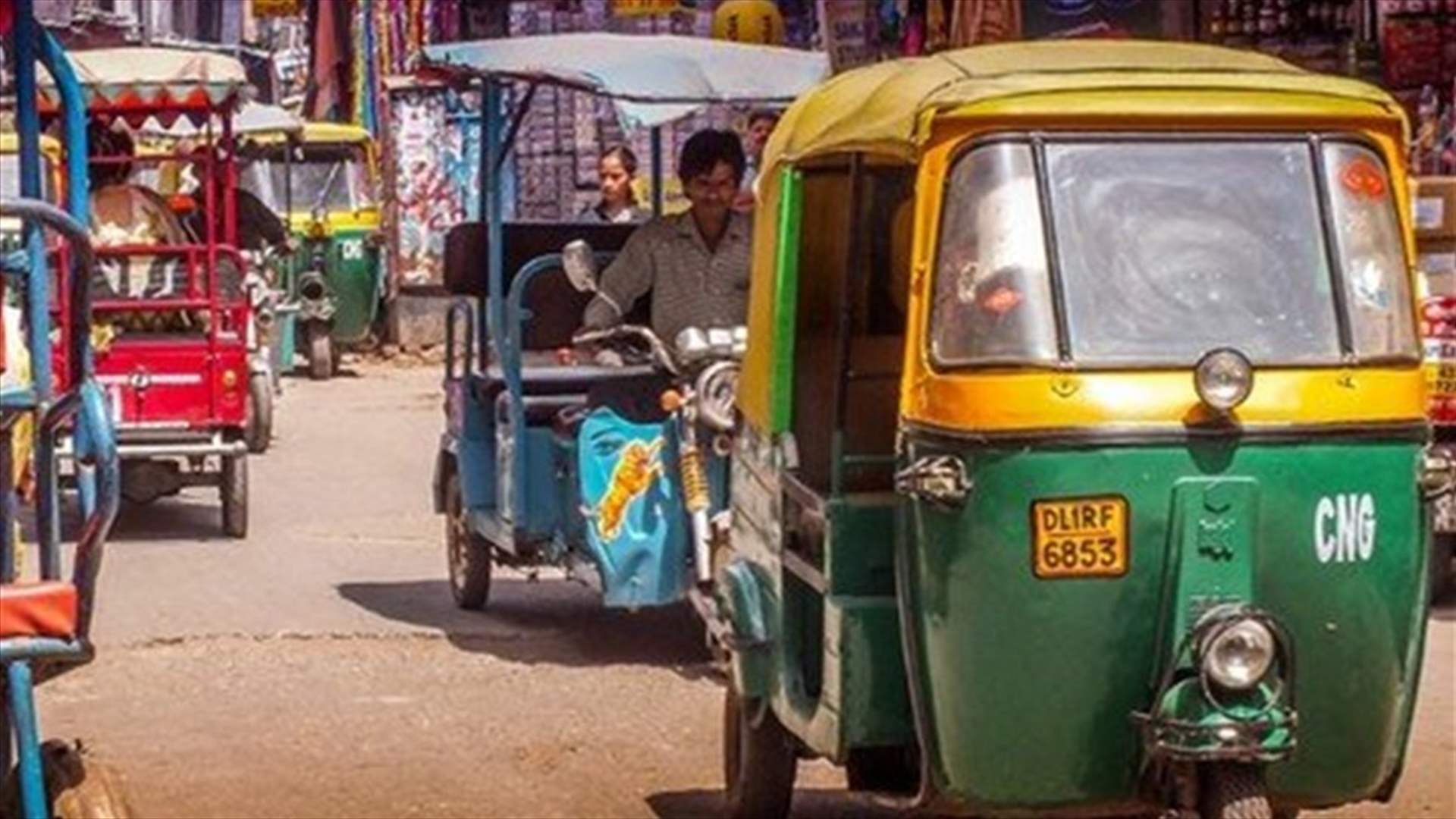 عربات التوكتوك في نيودلهي تتحول إلى سيارات إسعاف لنقل مصابي كورونا