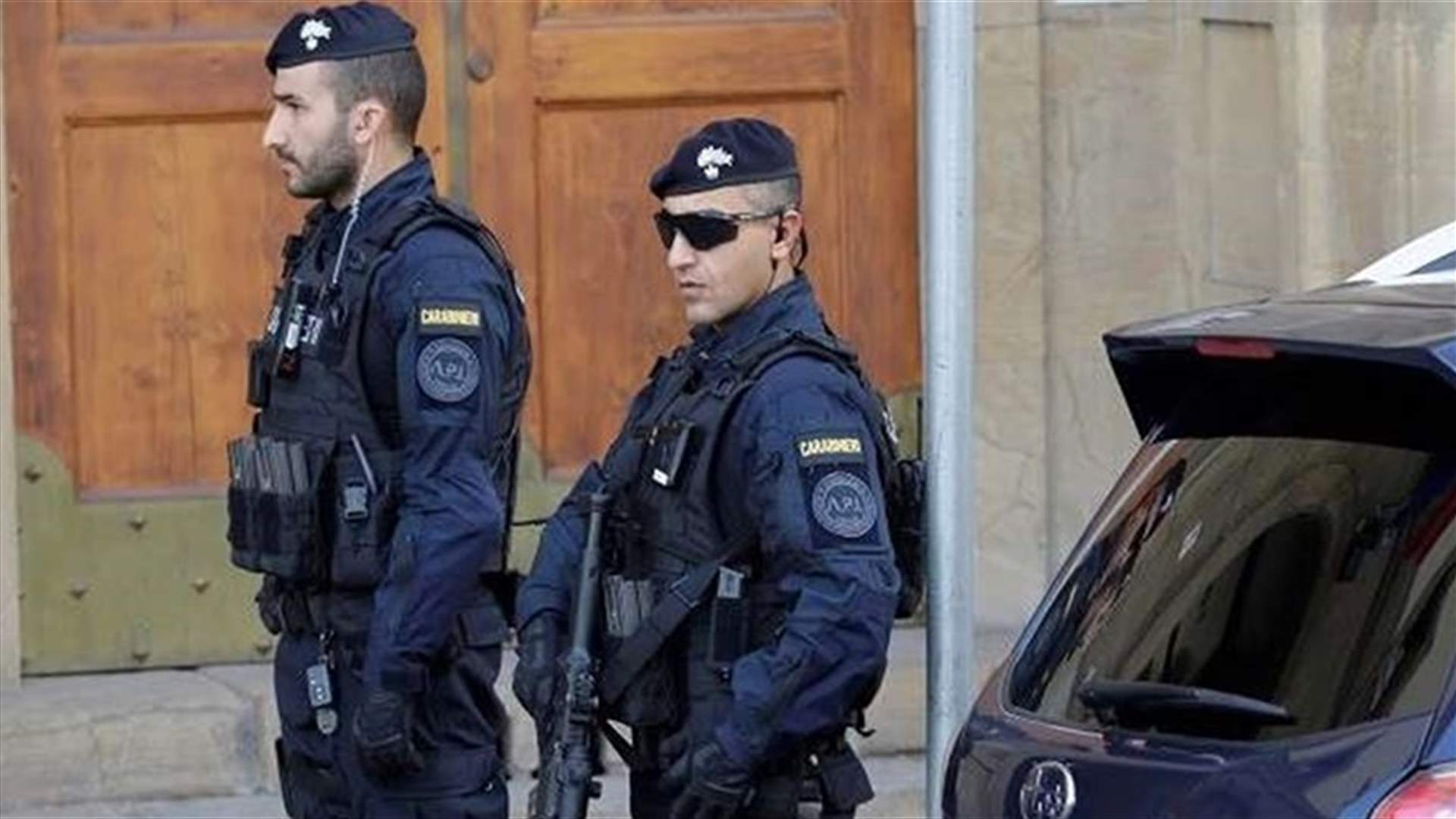 الشرطة الإيطالية تعثر على مخبأ أسلحة في متجر للفاكهة