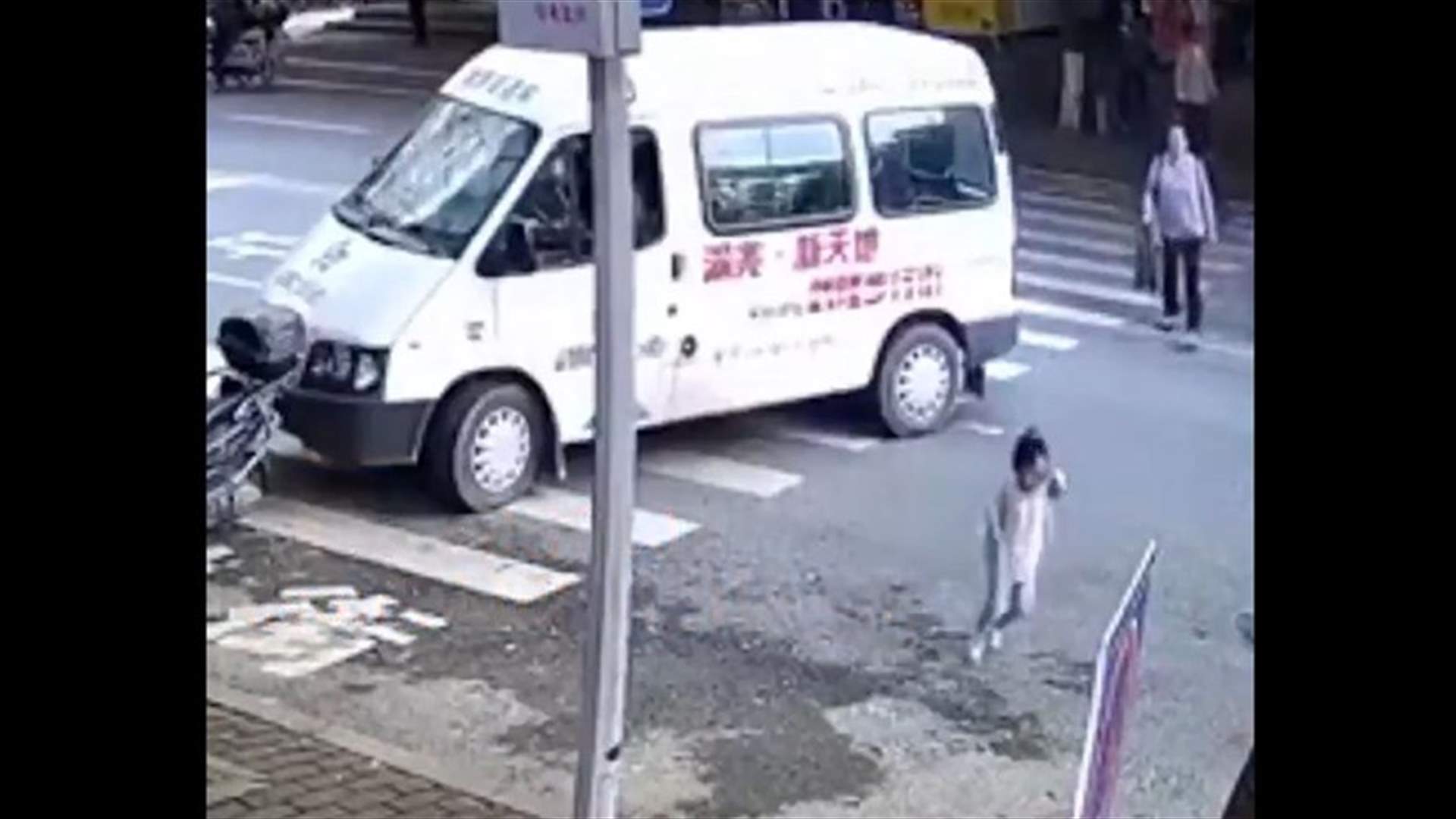 بالفيديو... نجاة طفلة من حادث سير بأعجوبة في الصين!