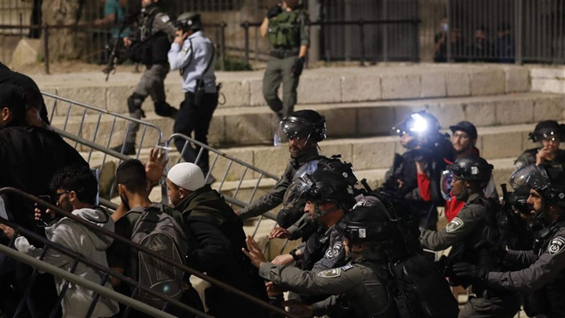 إصابة فلسطينيّين خلال مواجهات مع الشرطة الإسرائيلية في حرم المسجد الأقصى