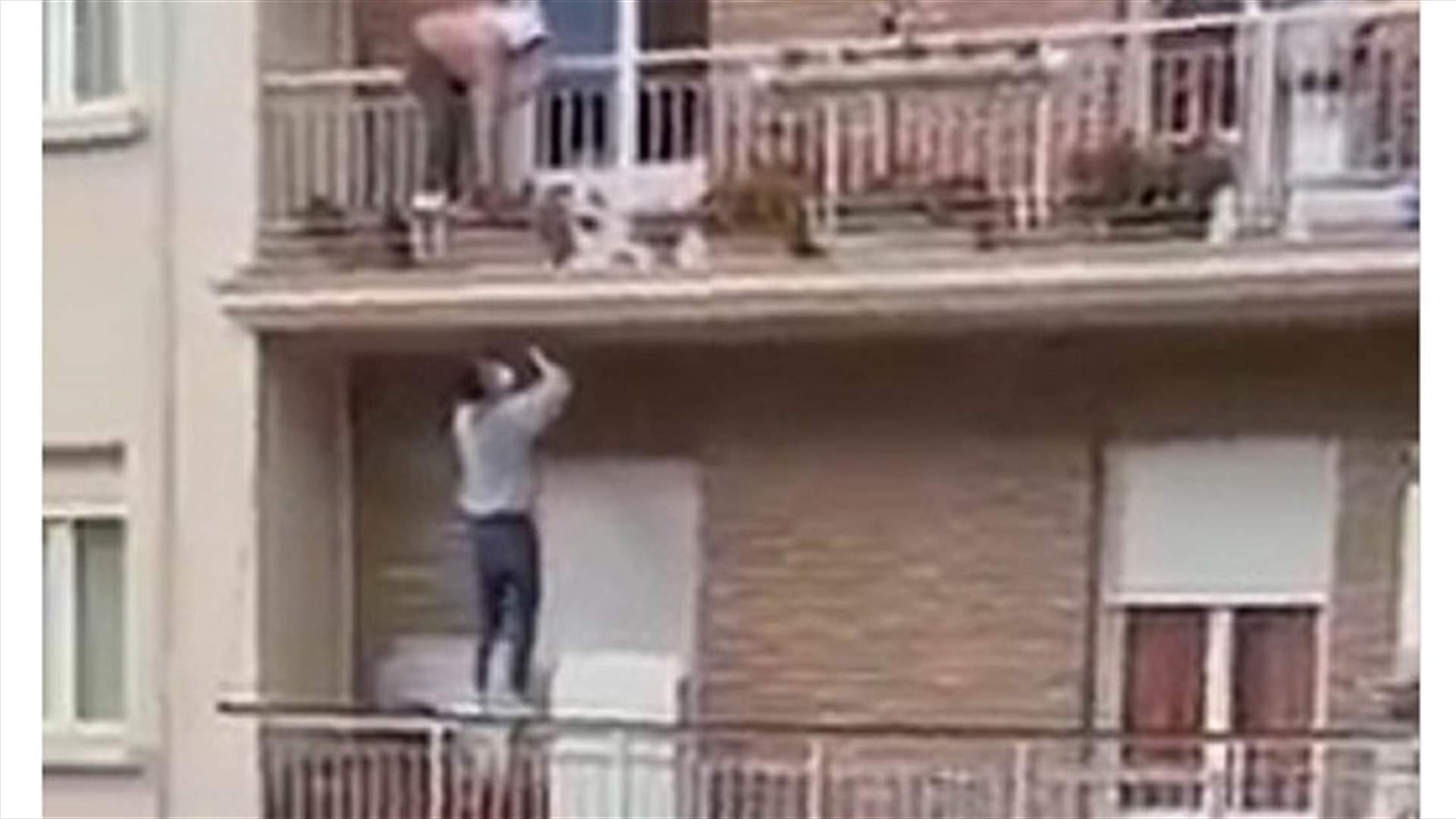 شاب قام بعمل بطولي... تسلّق مبنى من طابقين لإنقاذ مسنة! (فيديو)