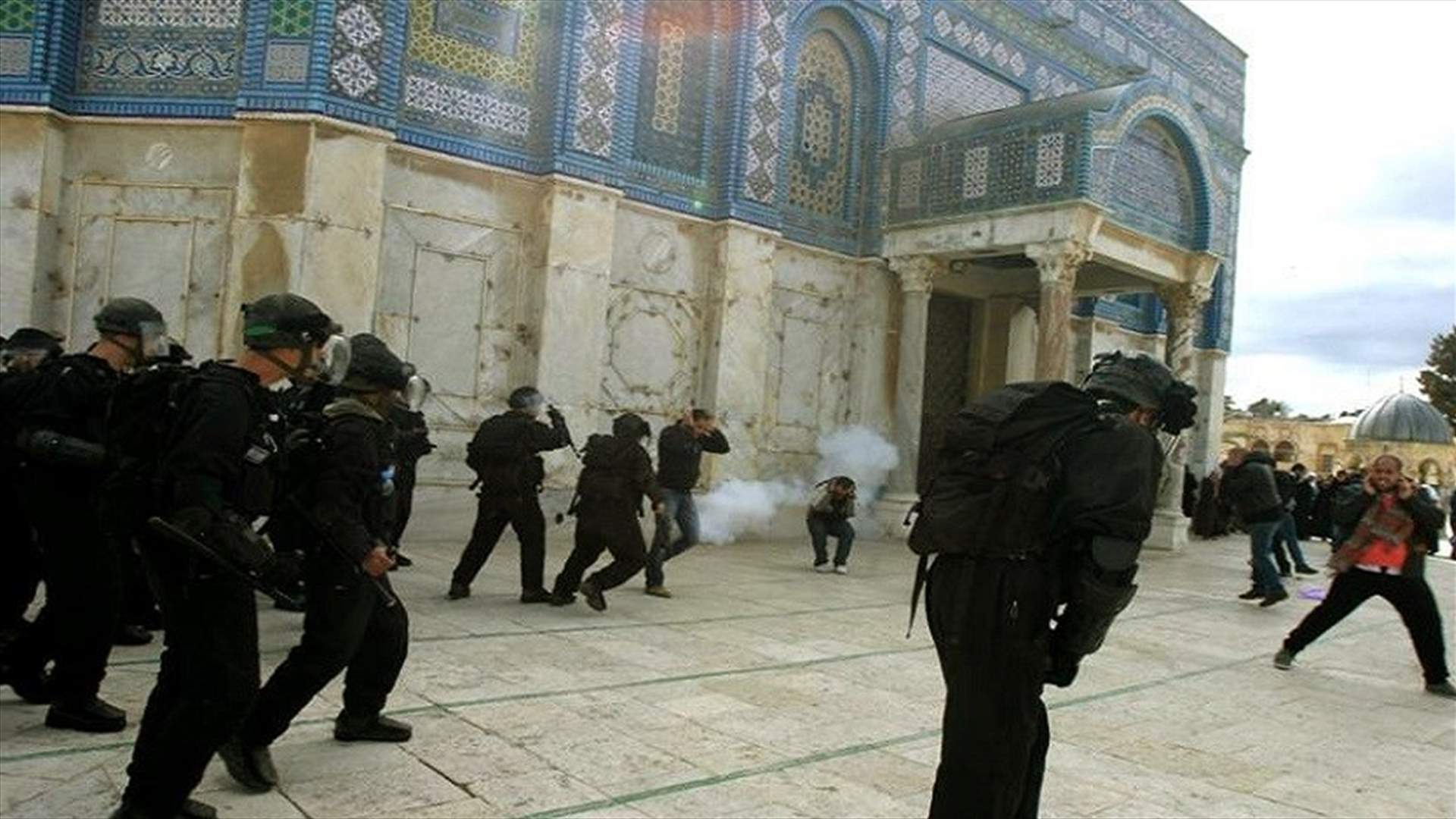 تجدد المواجهات في باحات المسجد الأقصى...