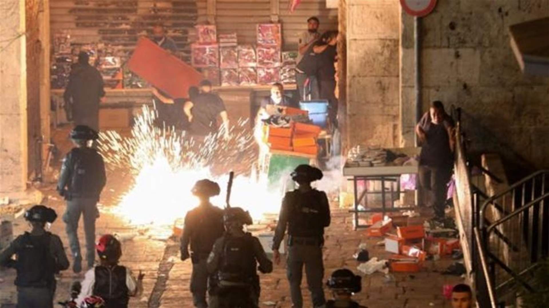 تجدد المواجهات بين شبان فلسطينيين والشرطة الإسرائيلية في باحات المسجد الأقصى