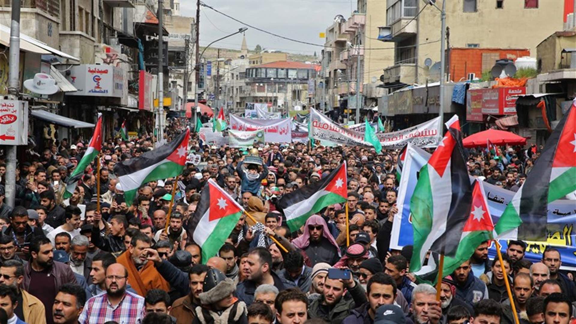 آلاف الأردنيين يتظاهرون في عمان وقرب الحدود مع اسرائيل والضفة الغربية