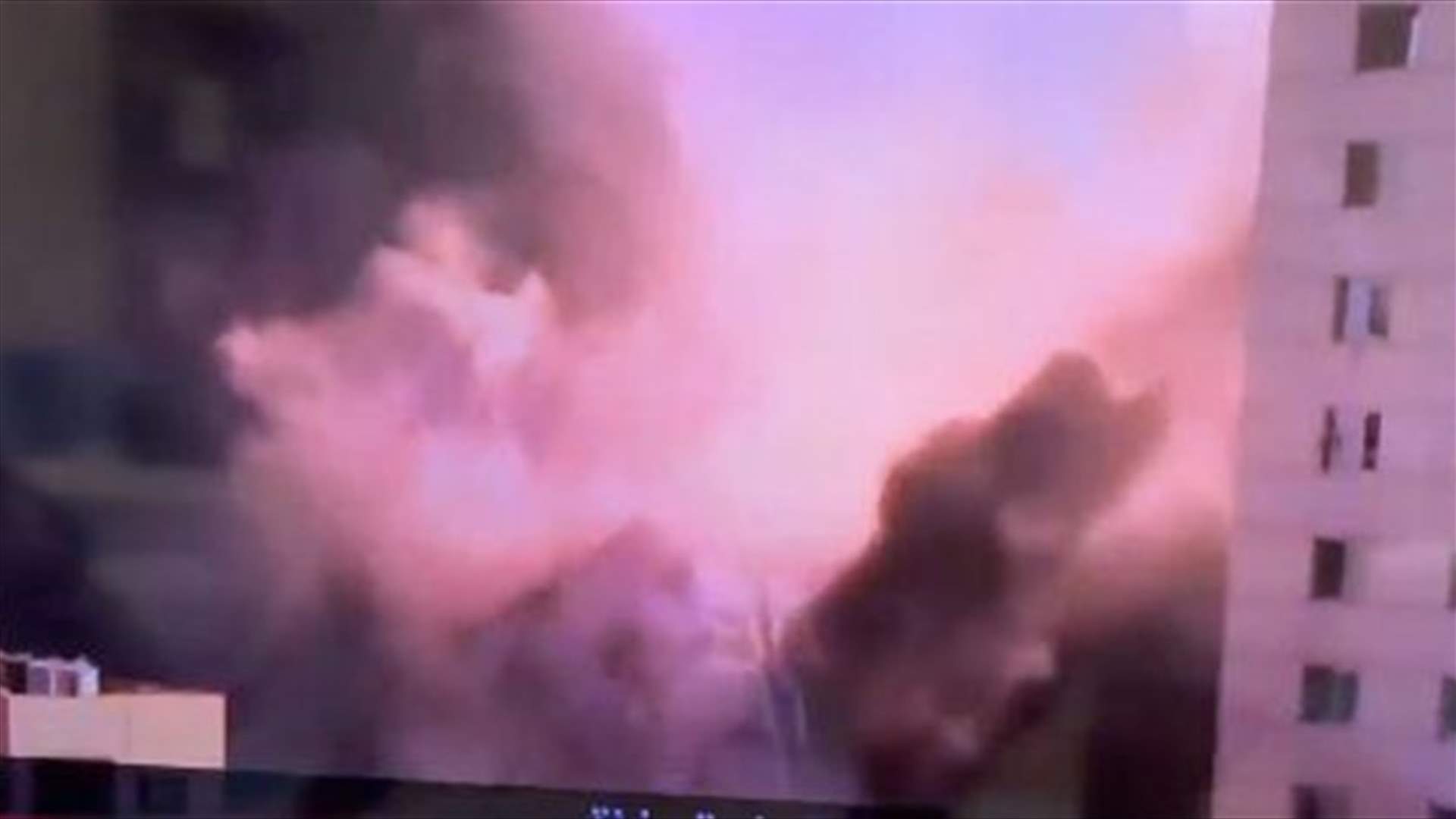 لحظة انهيار برج الجلاء في غزة الذي يضم وسائل اعلامية... (فيديو)