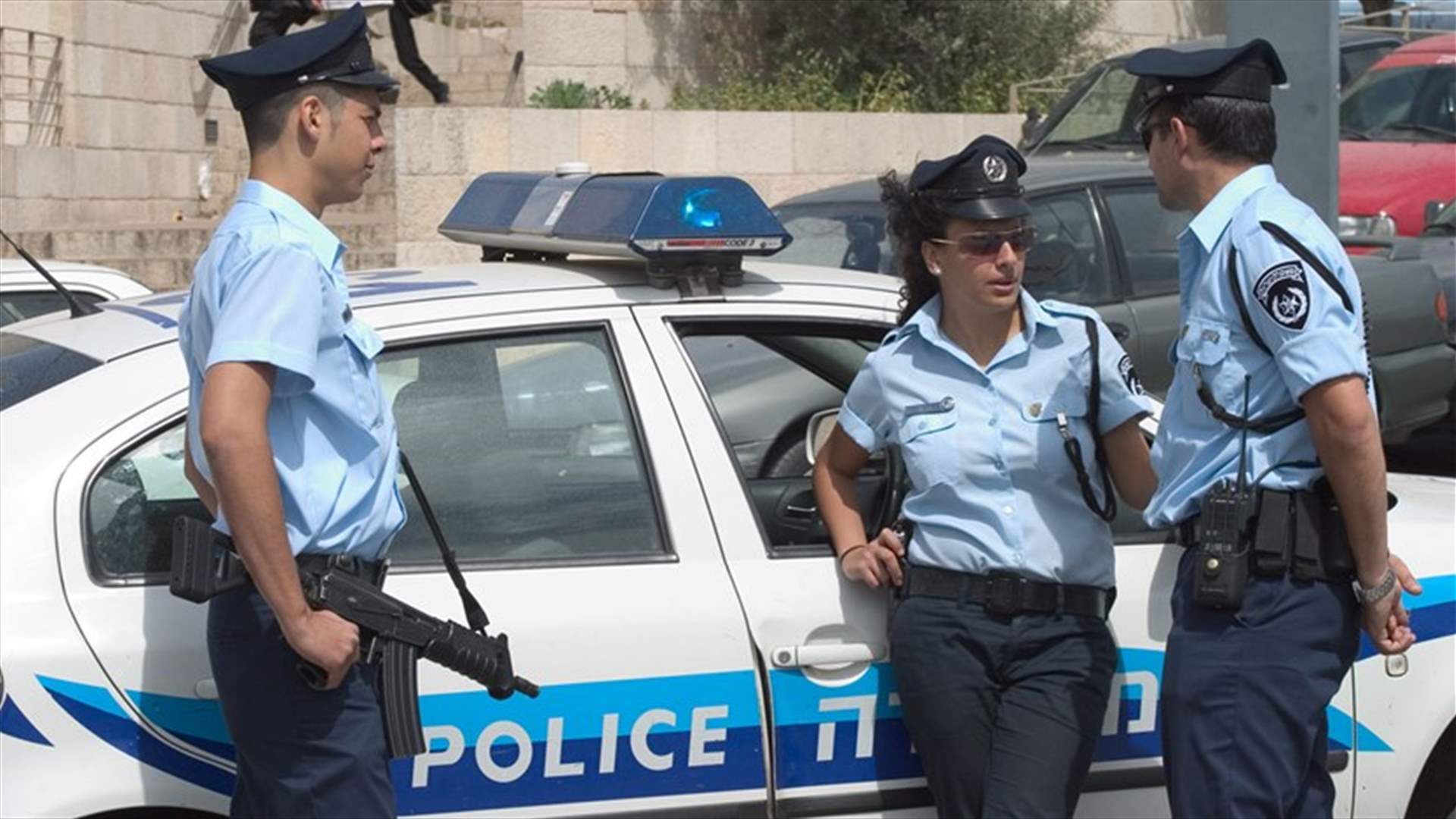 الشرطة الإسرائيلية تعتقل شخصين مسلحين بالسكاكين عبرا من الأردن