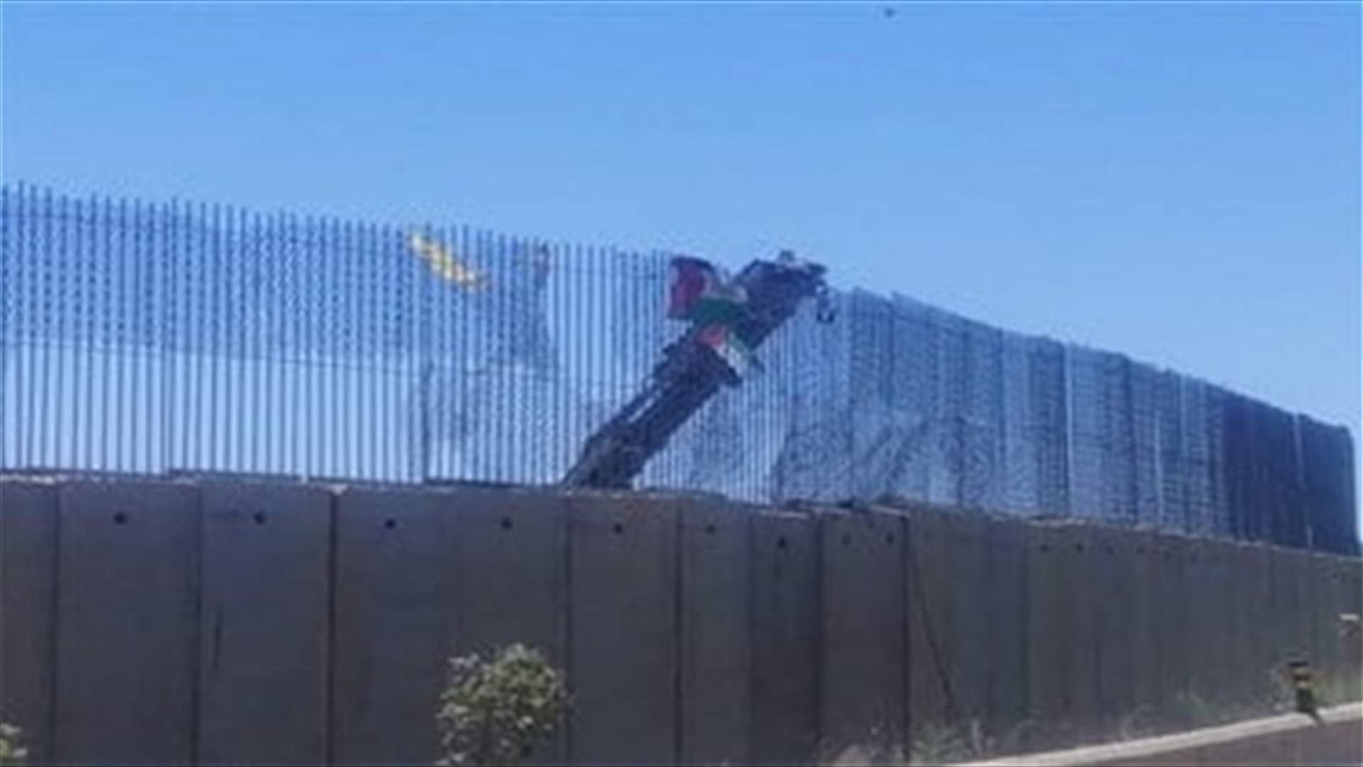 Israeli forces carry out maintenance works on borders