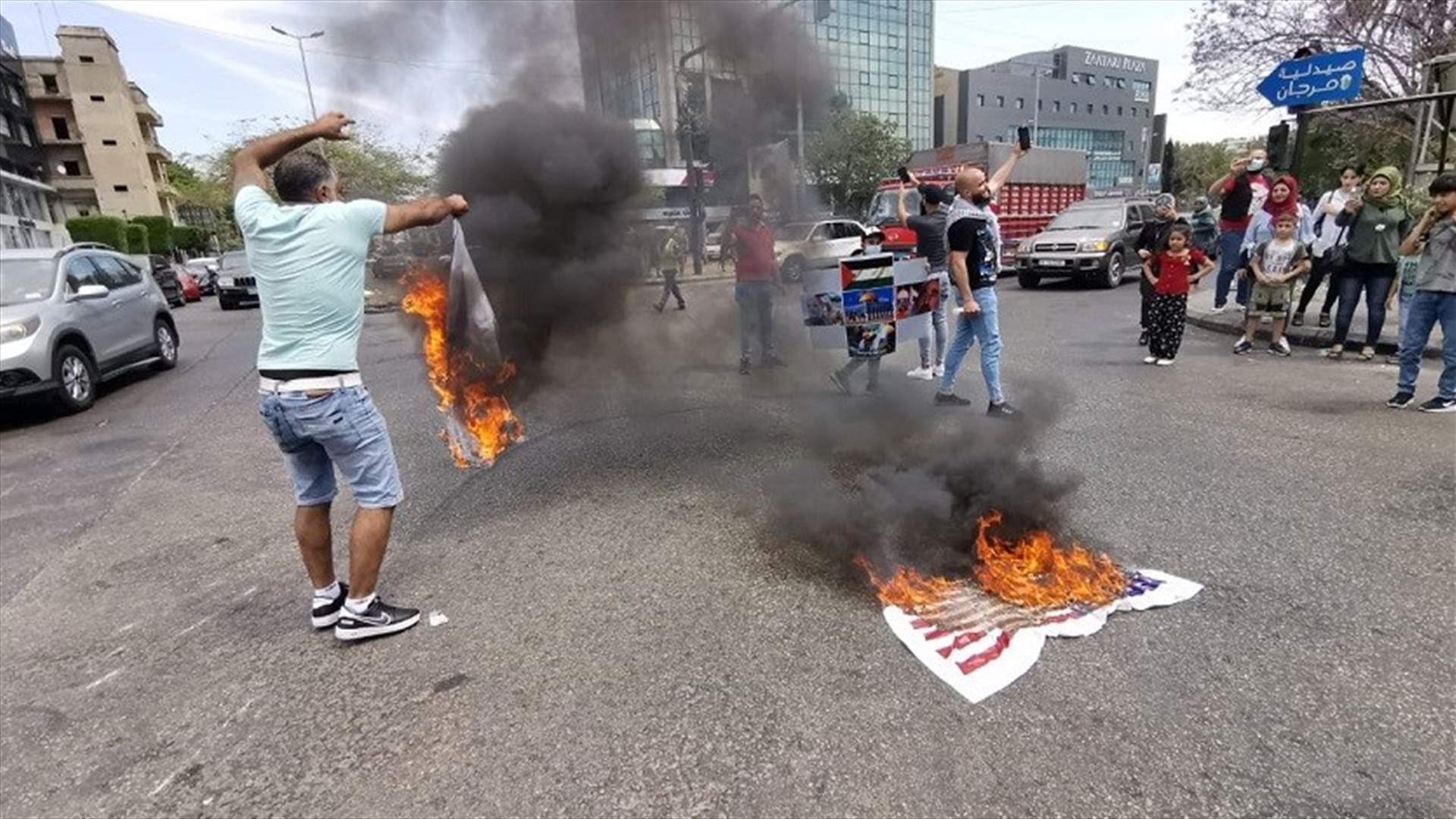 حرق العلمين الاسرائيلي والاميركي عند تقاطع ايليا (صورة)
