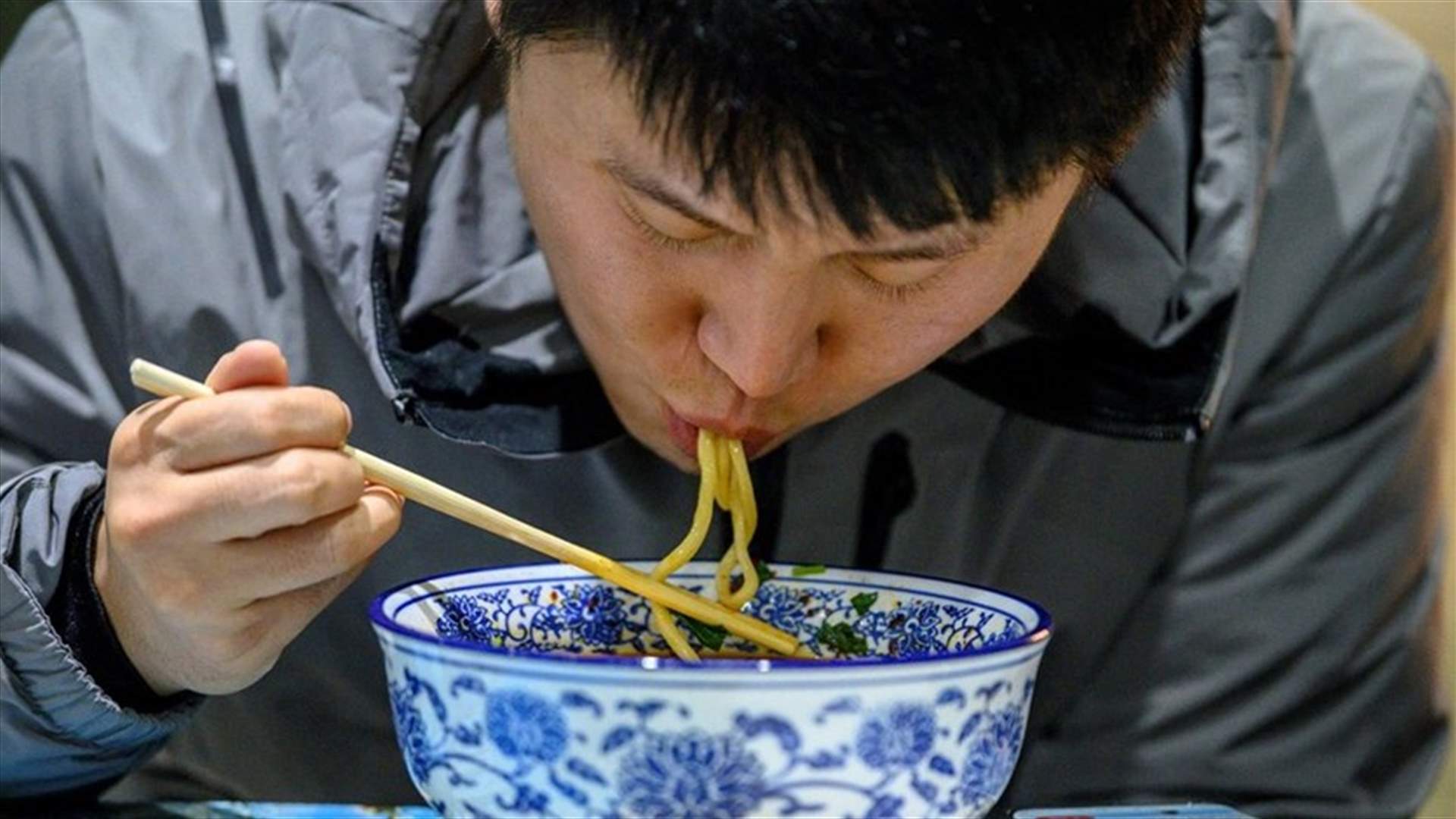 الصين تطلق قانوناً جديداً: حظر الإفراط في تناول وتصوير كمية كبيرة من الطعام