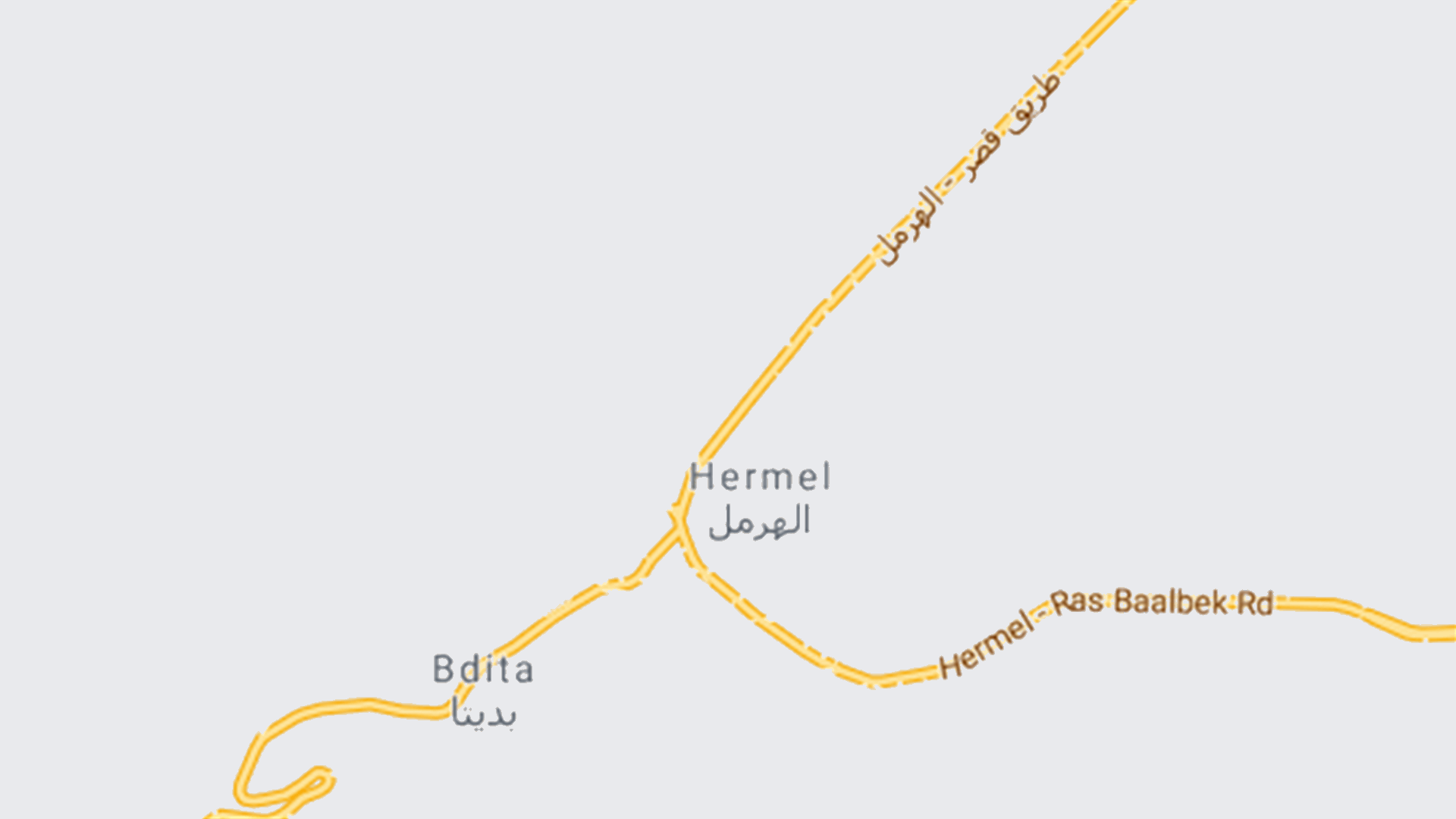 احتجاجا على قرار مدعي عام البقاع اقفال 40 محطة غير مرخصة... قطع الطريق من قبل اصحاب محطات الوقود في الهرمل