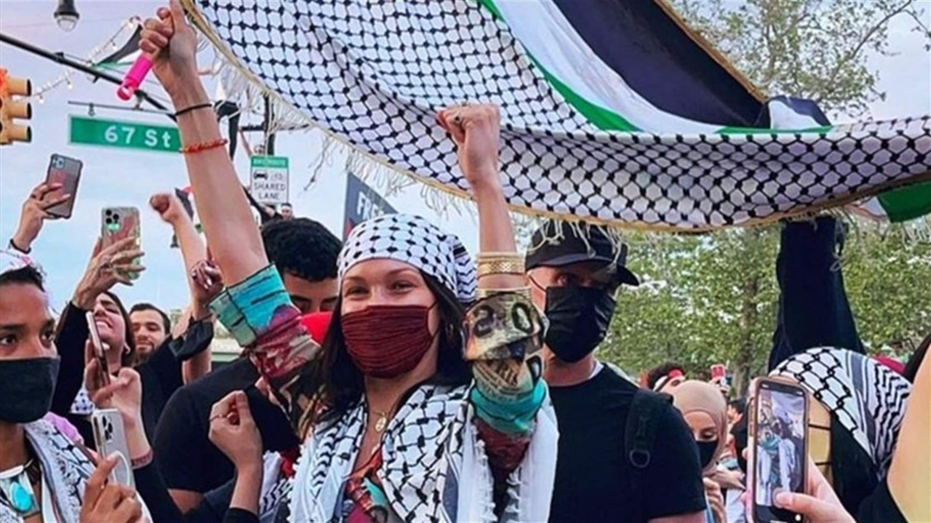بيلا حديد تشارك بـ&quot;الكفية&quot; الفلسطينية في تظاهرة بنيويورك... واسرائيل تحتج!  (صور وفيديو)