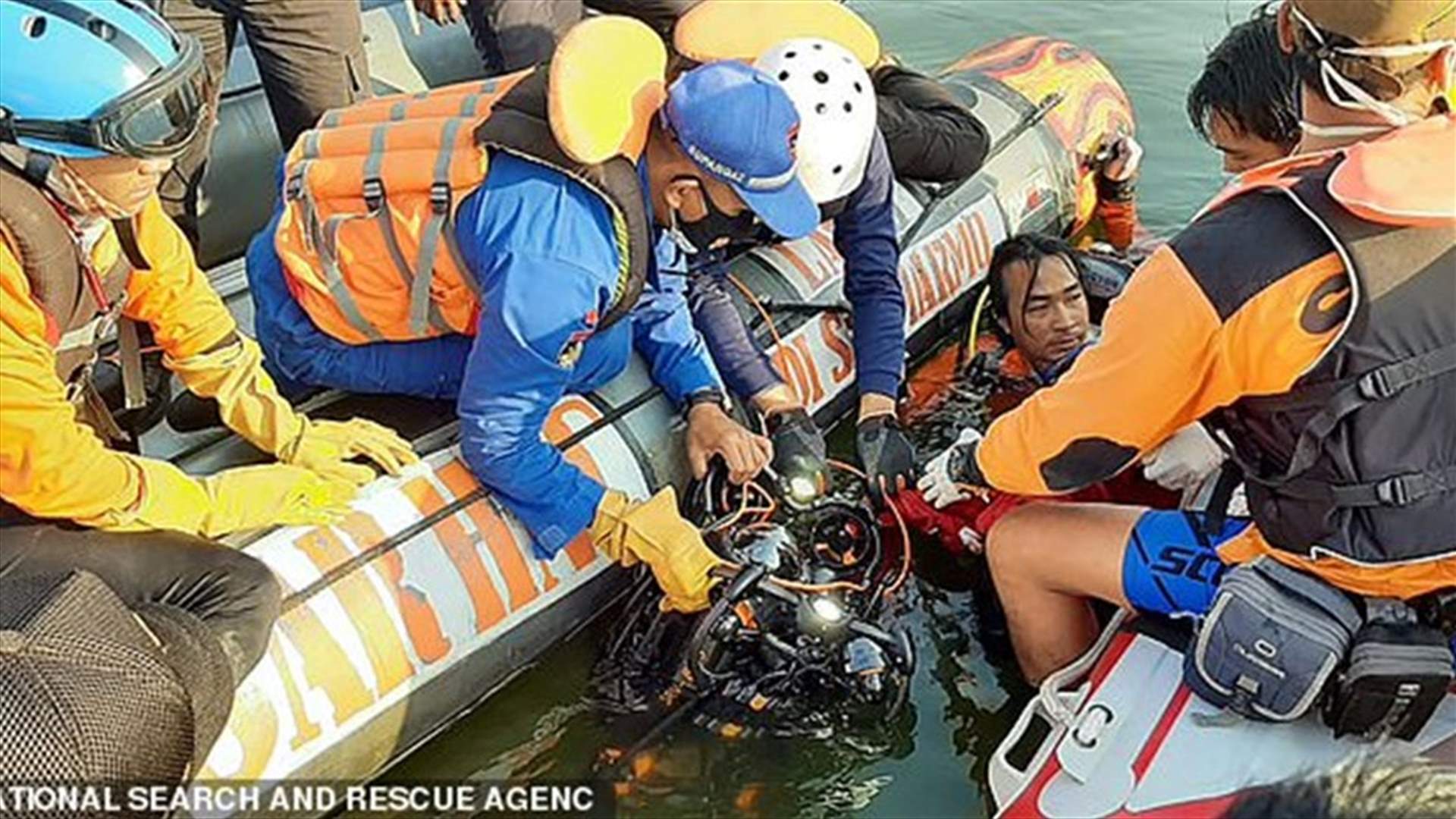 في إندونيسيا... صورة سيلفي تتسبب بغرق سفينة وبوفاة 7 أشخاص!