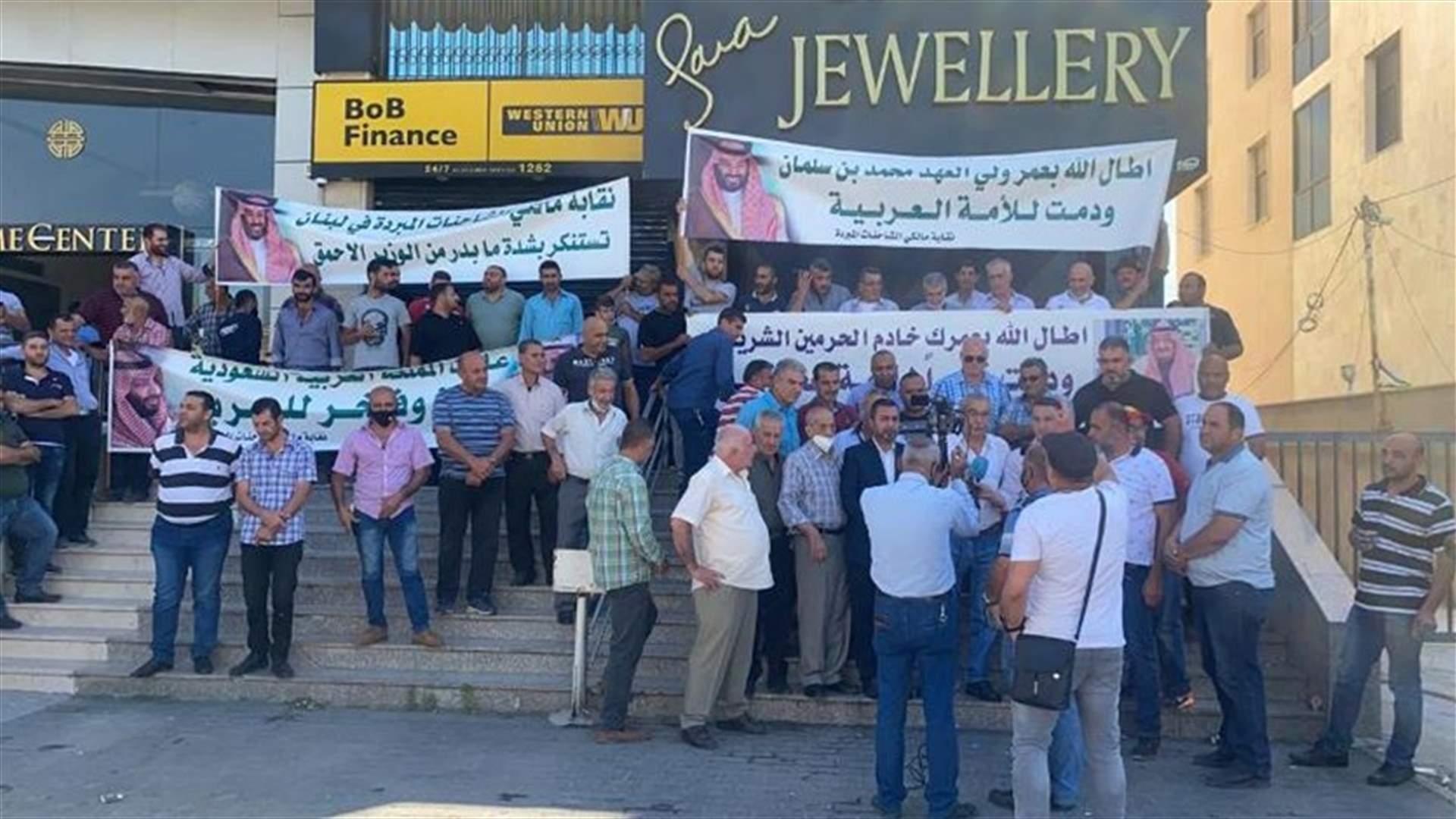 اصحاب الشاحنات المبردة اعتصموا في ساحة شتورا رفضا لتصريحات وهبه مطالبين بمحاكمته
