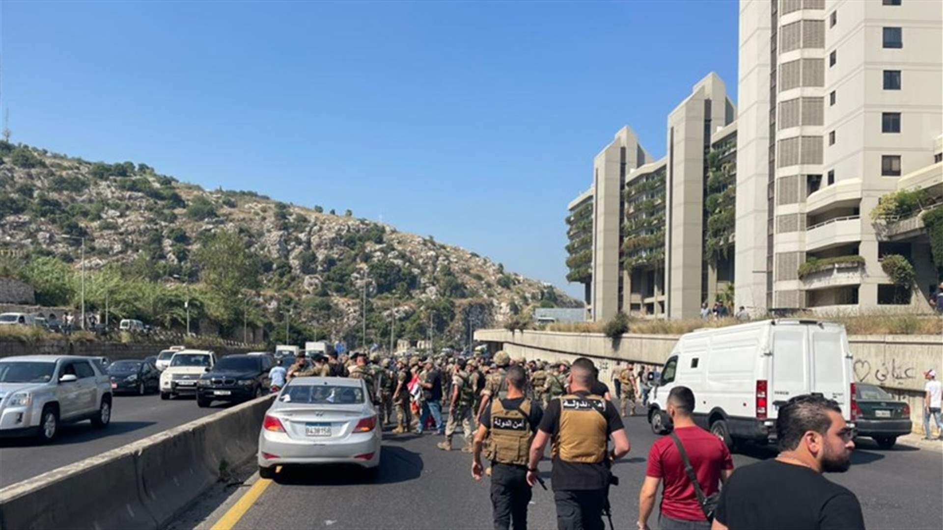 إشكال على أوتوستراد يسوع الملك بين حافلات السوريين وعدد من الشبان (صور وفيديو)