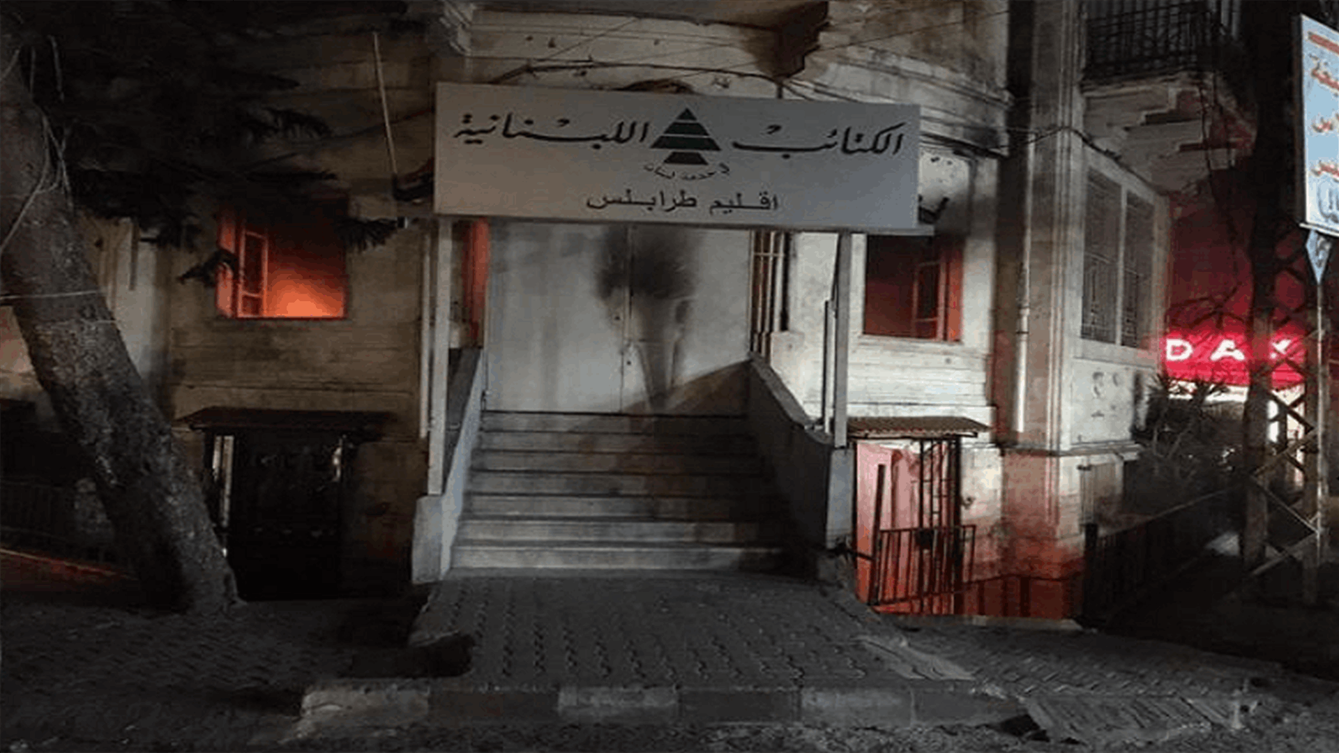 الكتائب يعلن استهداف إقليم طرابلس بقنابل مولوتوف: باقون في قلب المدينة إلى جانب الرفاق!