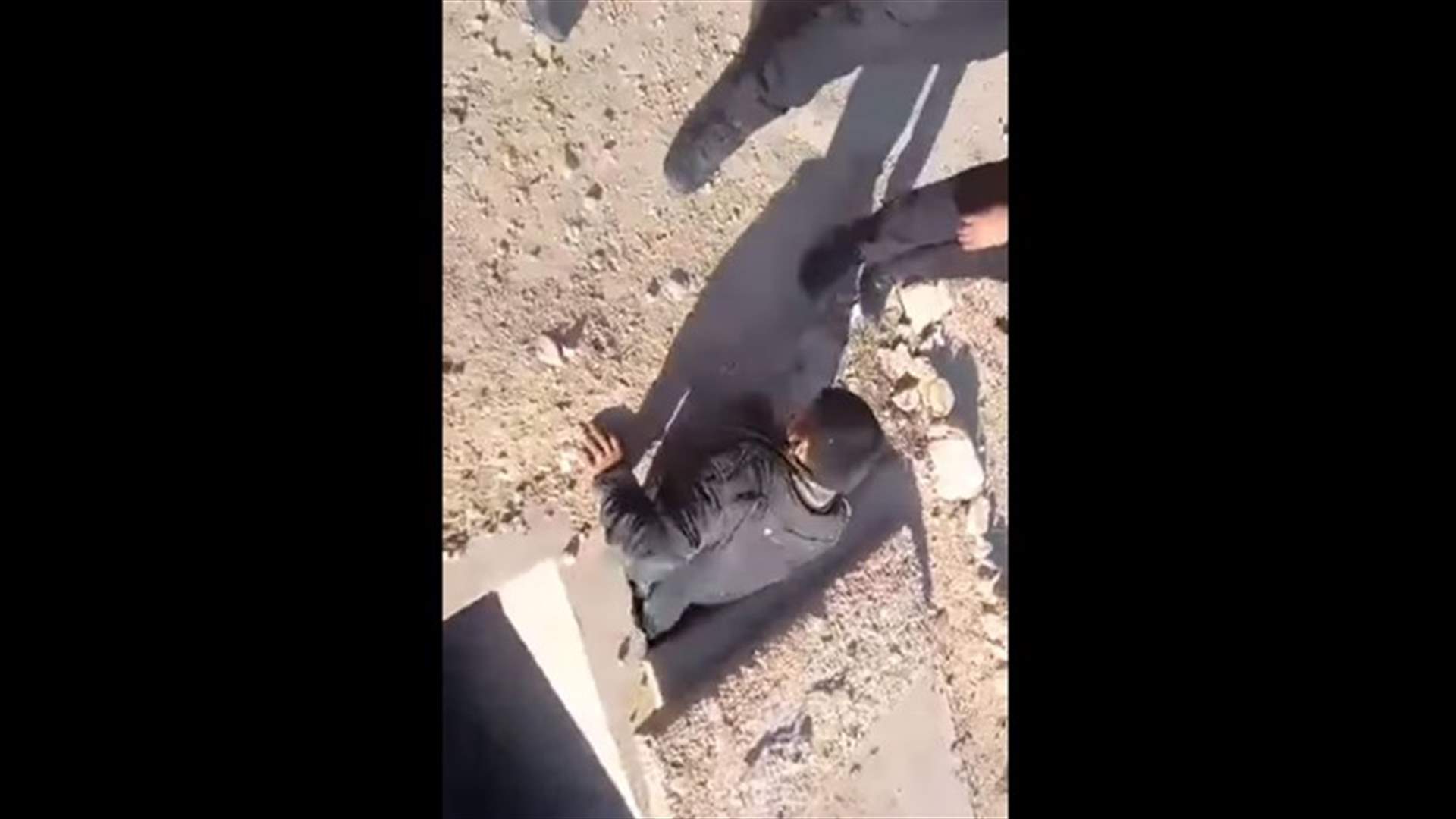 دفن نفسه محاولاً الانتحار... ثمّ طلب النجدة! (فيديو)