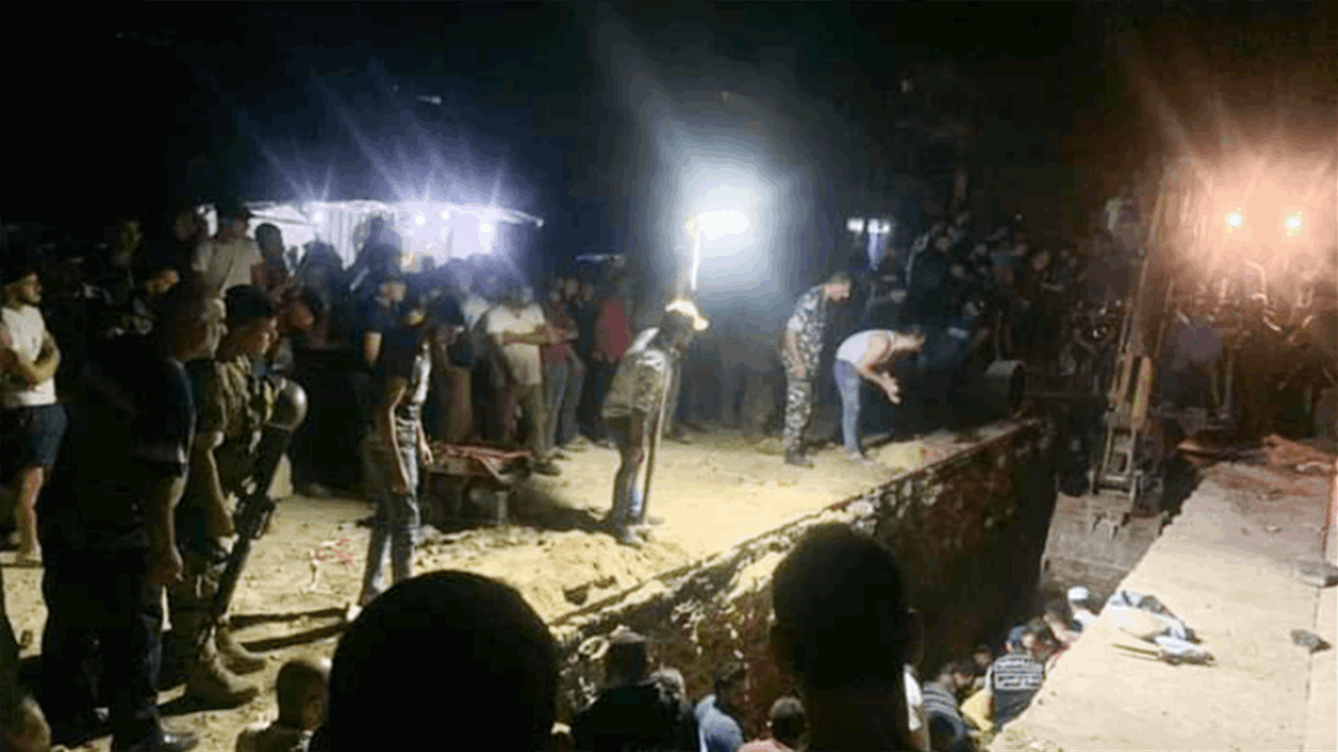 مقتل عاملين سوريين وجرح لبناني بانهيار أتربة على طريق عام برج العرب