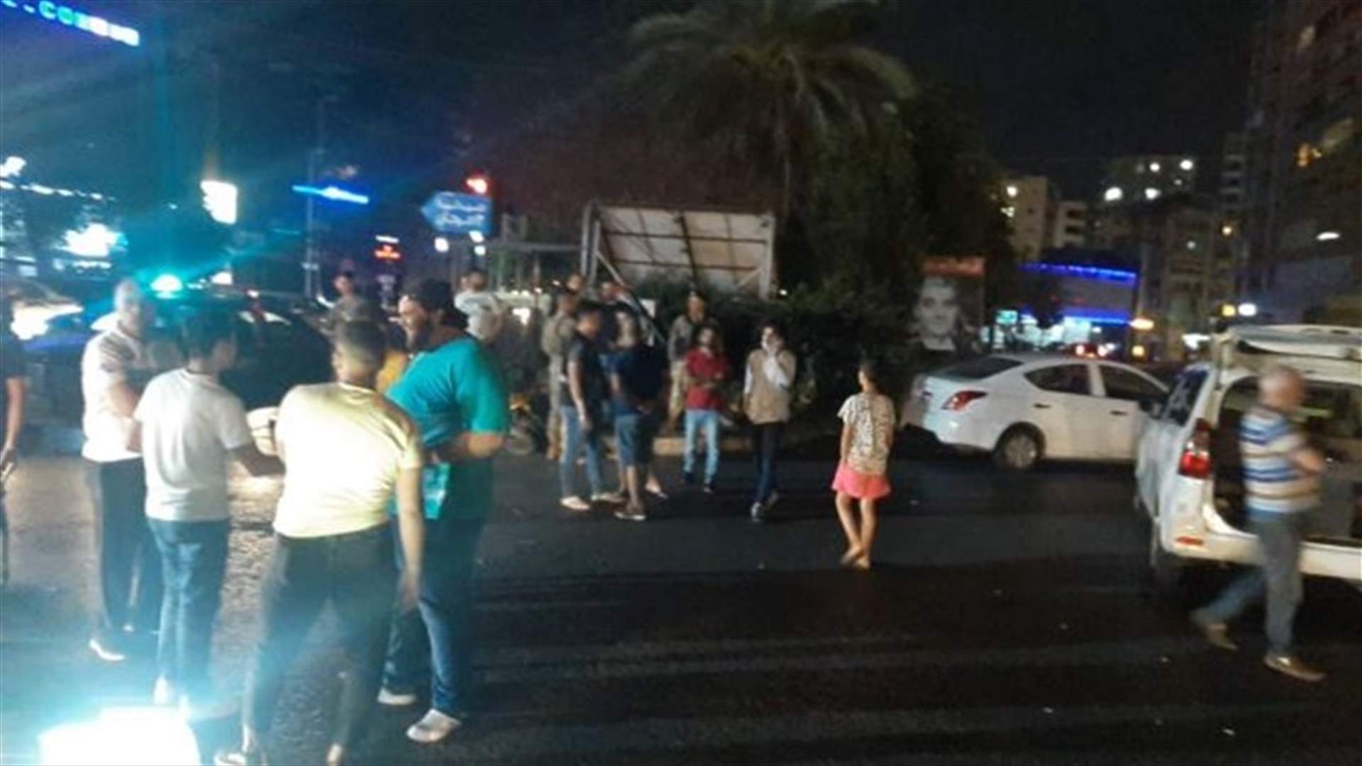 قطع ساحة دوار إيليا في صيدا احتجاجا على تردي الاوضاع المعيشية