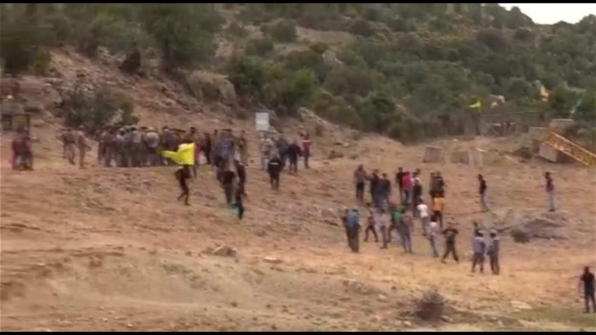 مجموعة من الشبان اقتحمت الخط الحدودي بين لبنان والأراضي الفلسطينية بإتجاه مزارع شبعا (صور)