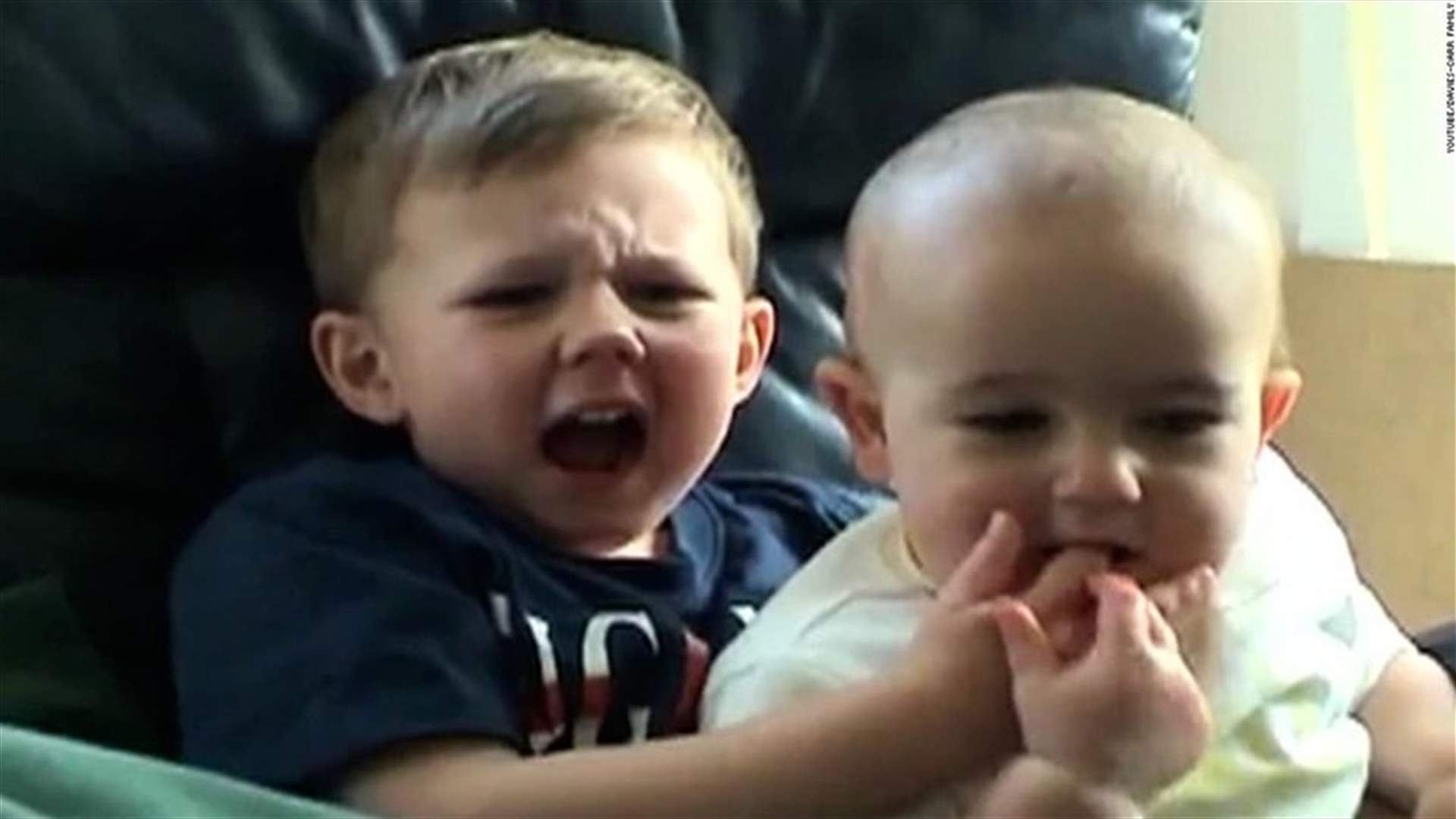 فيديو "شارلي عضّ اصبعي" الطريف يُباع في مزاد بهذا السّعر الخيالي! (فيديو)