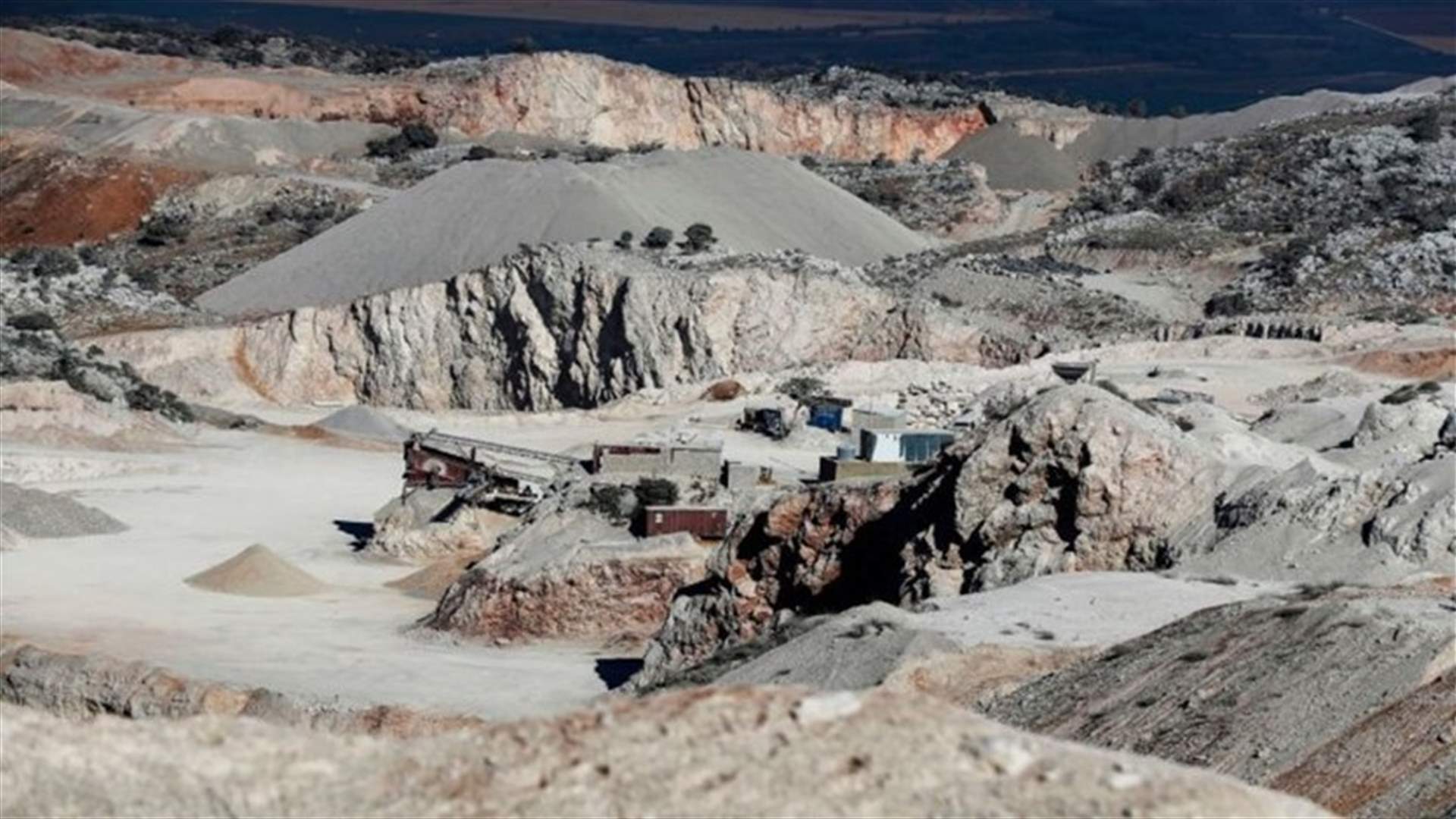 مؤسسات البناء والمقاولين طالبت باعادة فتح معامل الترابة