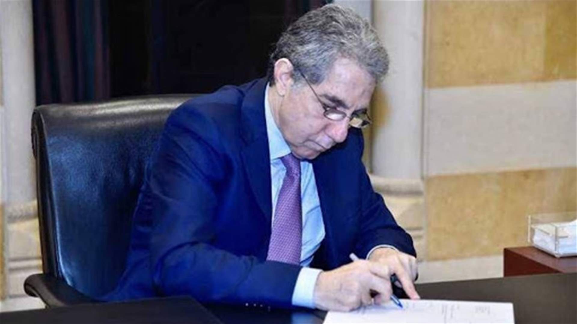 عقبات قانونية وسياسية تعيق بطاقة المساعدات الاجتماعية رغم توقيع مرسومها (الشرق الأوسط)