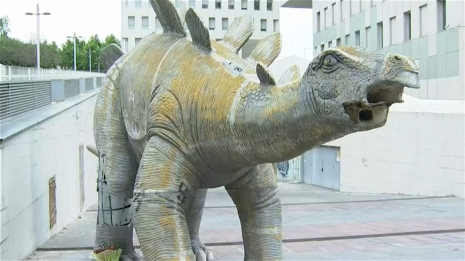 حاول انتشال هاتفه فسقط وبقي محاصراً... العثور على جثة رجل داخل تمثال ديناصور!