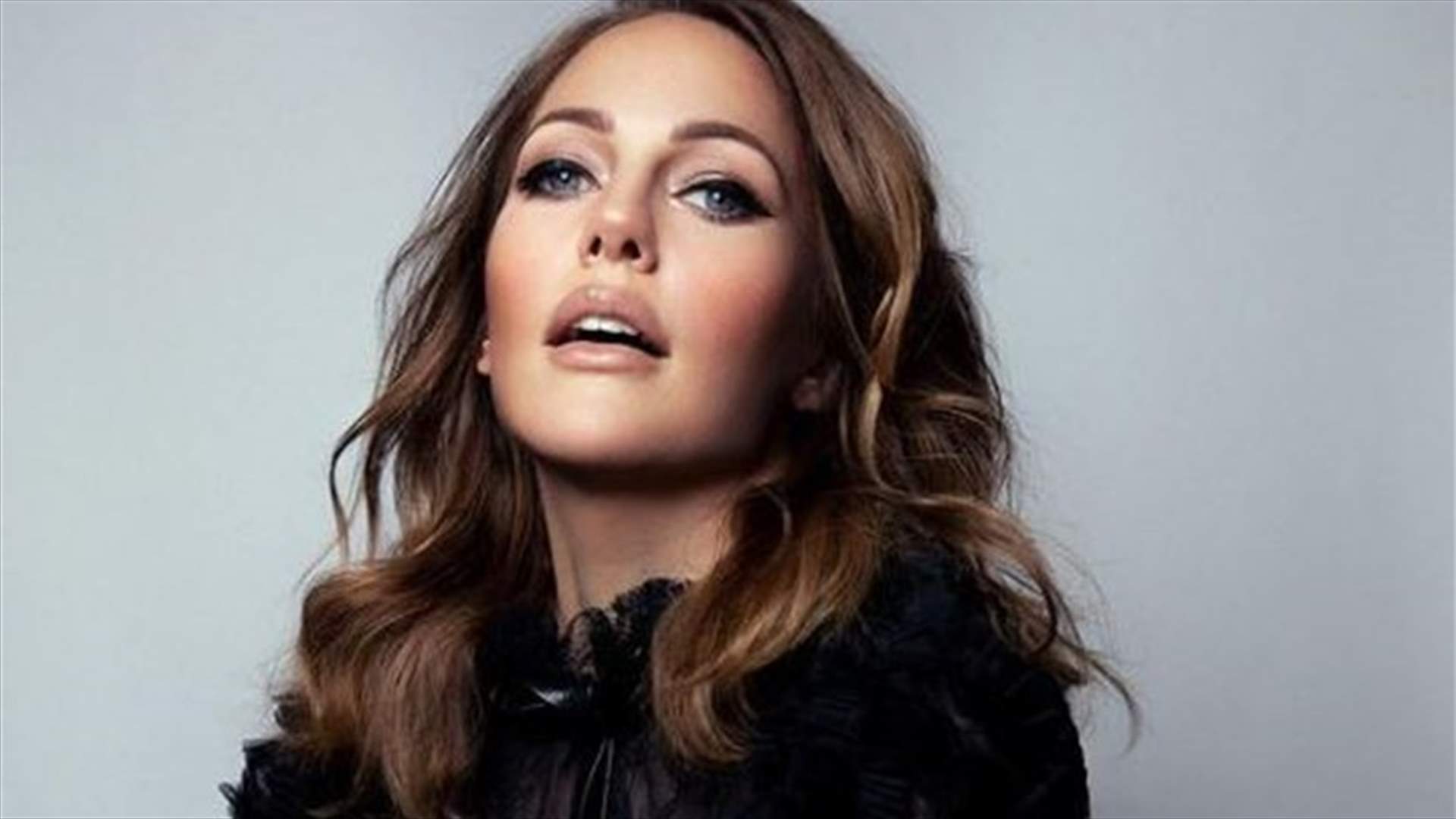 مريم اوزرلي في صورة مع عملة 50 ليرة لبنانية: اشتقت الى بيروت