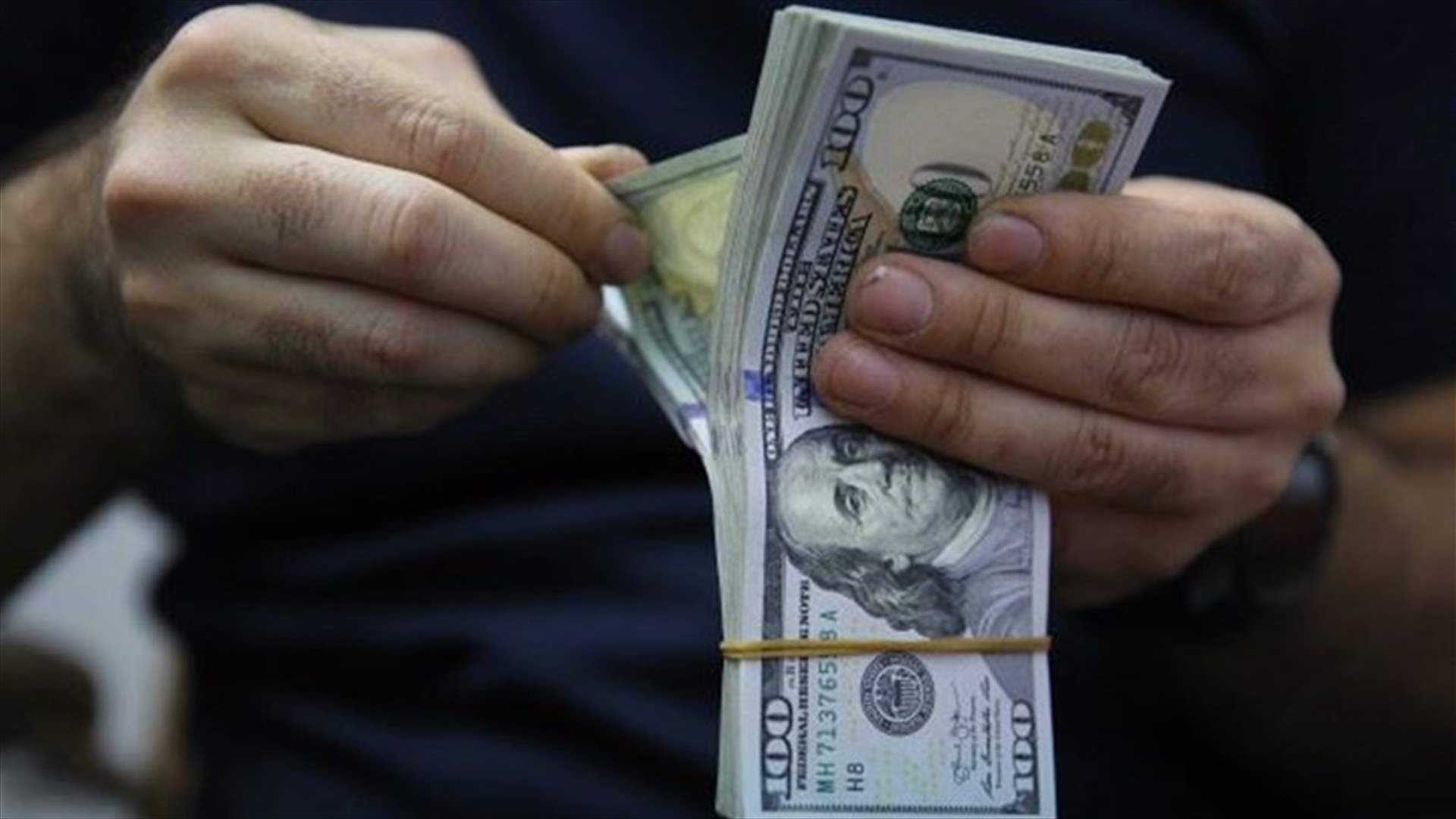 يوهم ضحاياه أنّه يبيعهم "دولارات مجمّدة" ليتبيّن أنّها مزوّرة... فألقت عليه قوى الأمن