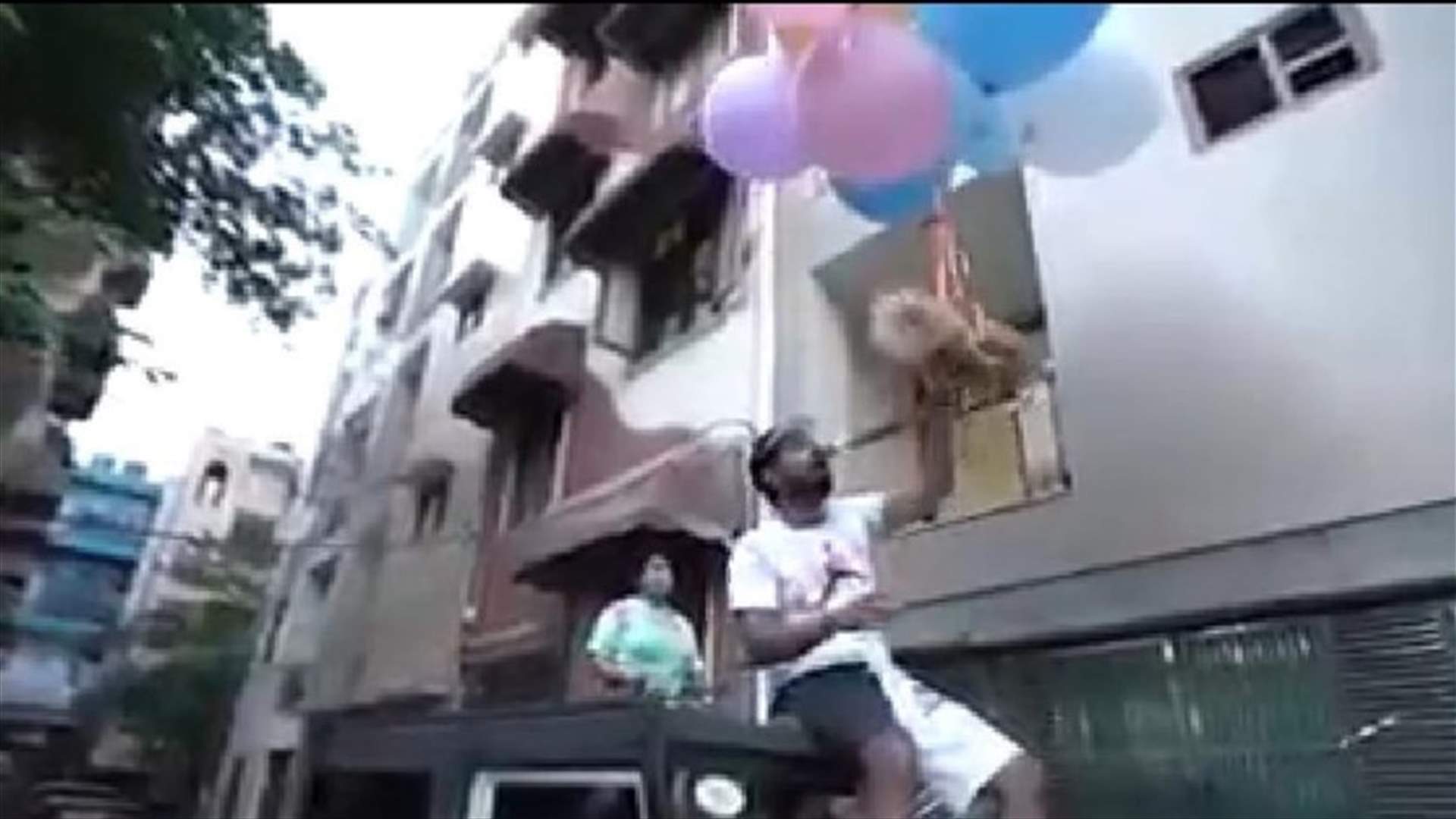 باستخدام بالونات الهيليوم... يوتيوبر يطيّر كلبه الأليف والشرطة تلقي القبض عليه (صور)