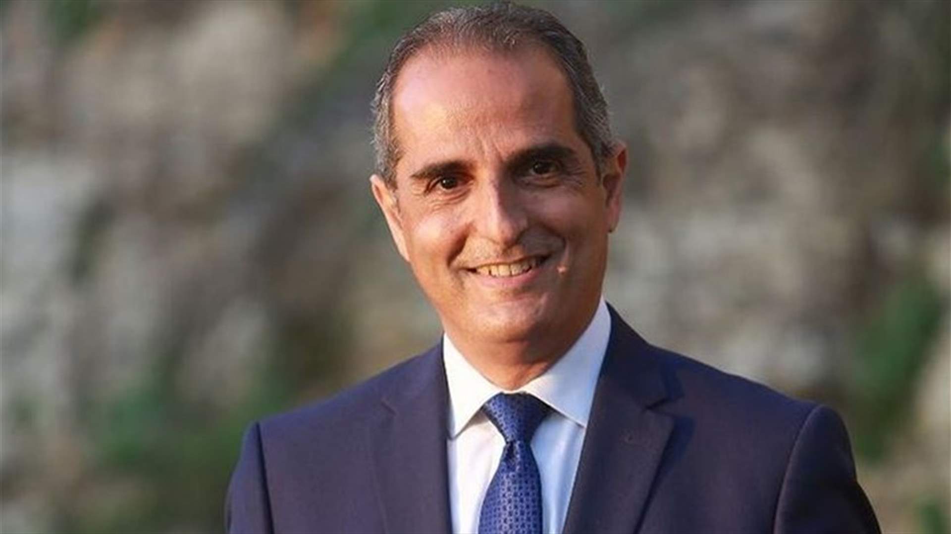 يزبك وهبة ينكش الأرض... "لا أبيع أرضي بذَهَبِ الأرضِ"