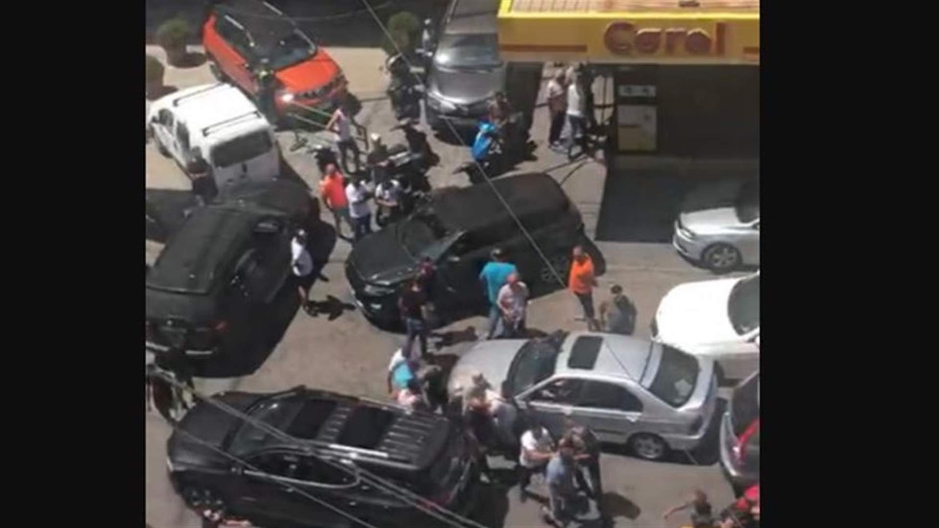 رفض تعبئة البنزين لهم لتجاوزهم الدور... فعمدوا على تحطيم الماكينات