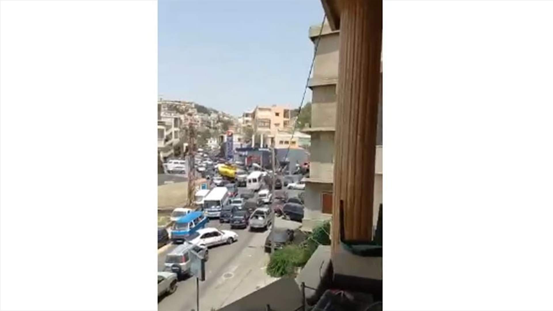 فقط في لبنان... ازدحام مروري وفوضى بسبب توافد السيارات الى إحدى المحطات (فيديو)