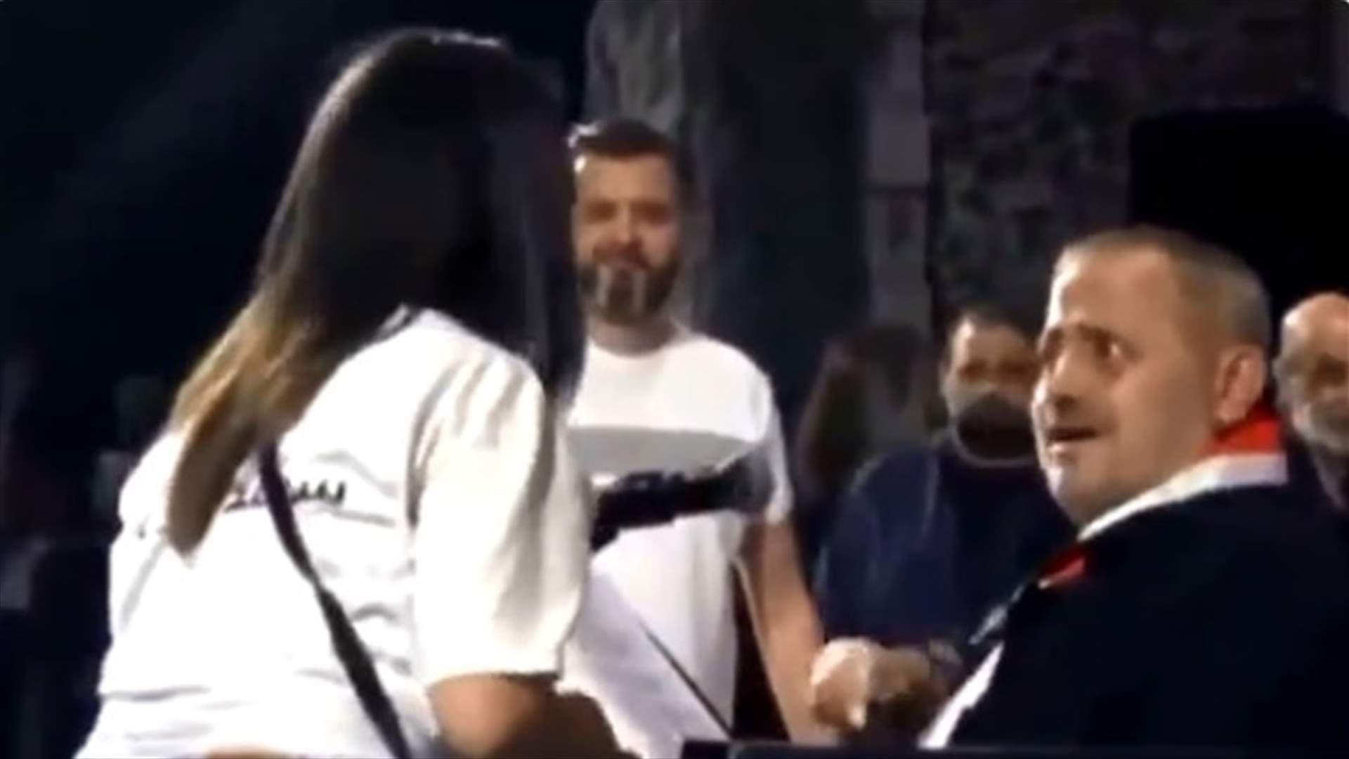 جورج وسوف يمسح دموع معجبة... انهارت أمامه على المسرح (فيديو)