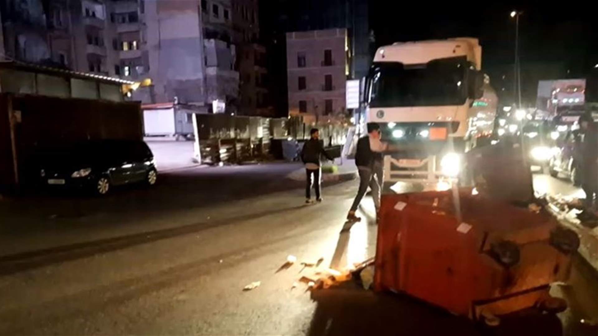 قطع طريق الرينغ احتجاجا على التعميم الصادر عن مصرف لبنان