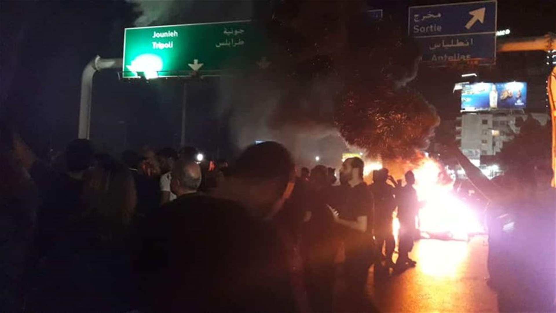 توتر بين الجيش والمتظاهرين في جل الديب على خلفية منعهم من اقفال الأوتوستراد