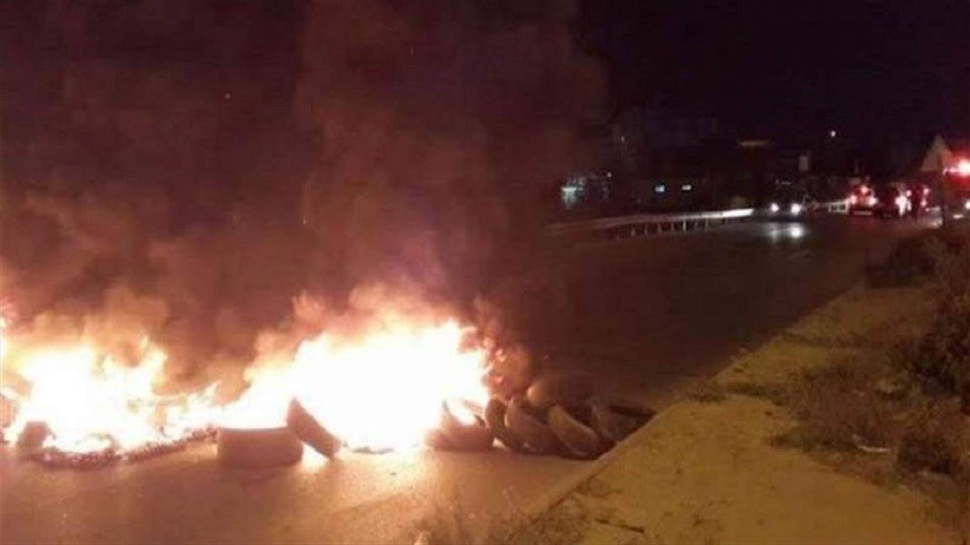 اشعال النيران بالاطارات عند تقاطع ايليا فجرا
