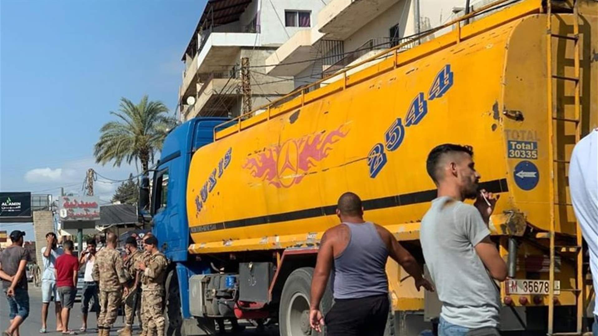 في المحمرة... توقيف صهاريج والجيش يتدخل (صور)